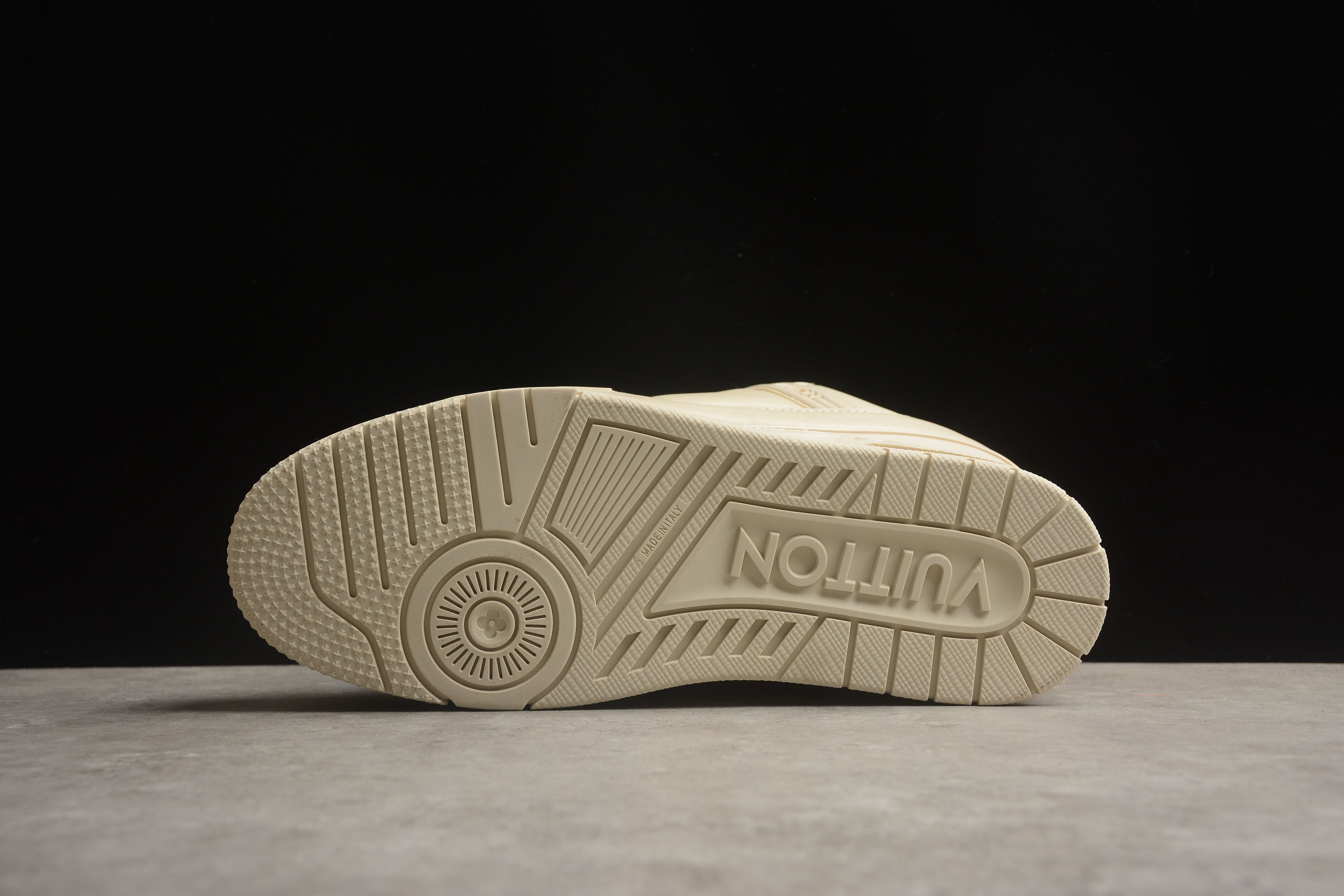Louis Vuitton Trainer Low – Beige