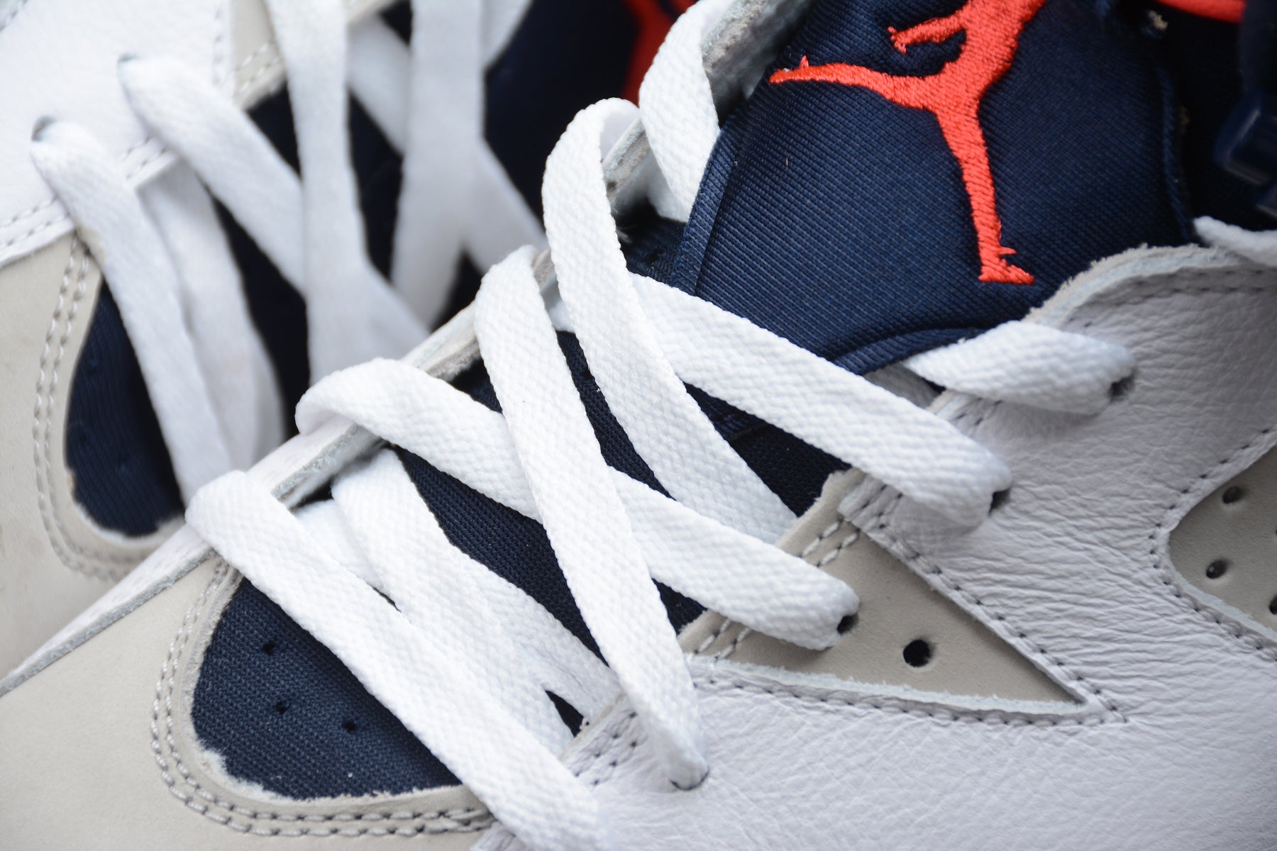 Air Jordan 6 – Blanco /  Begie