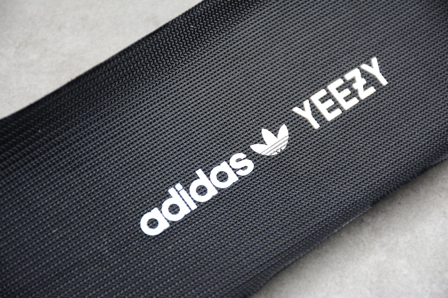 Adidas Yeezy 350 – Gris Oscuro