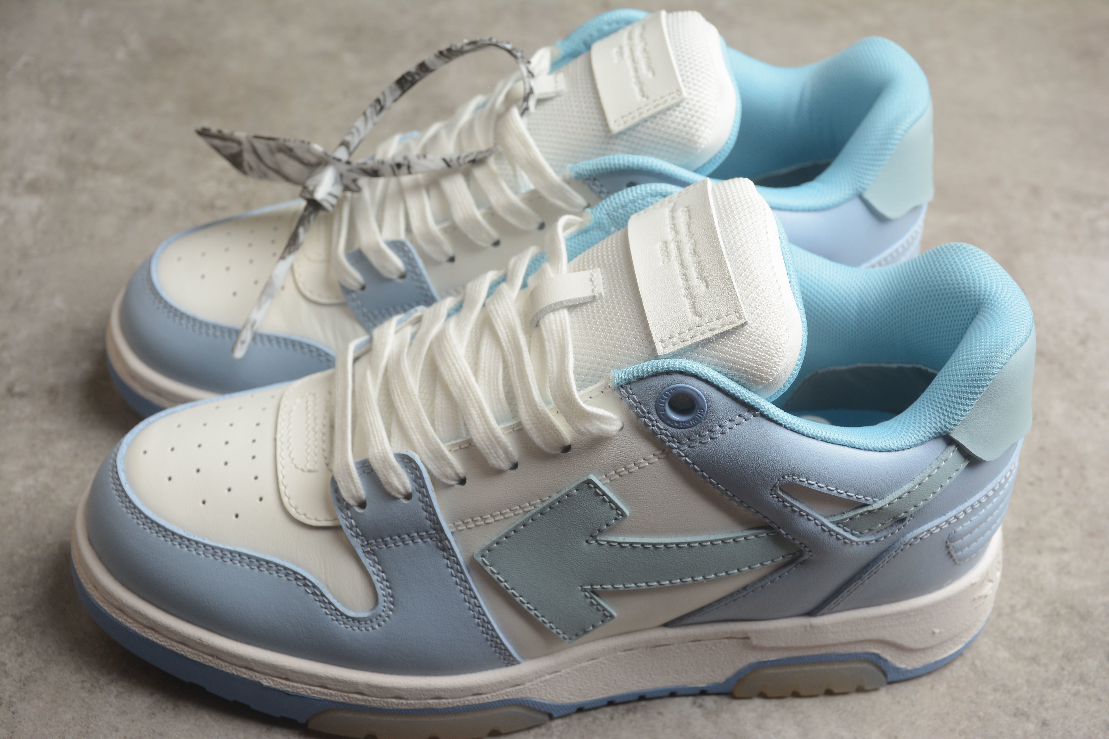 Off-White – Azul / Blanco