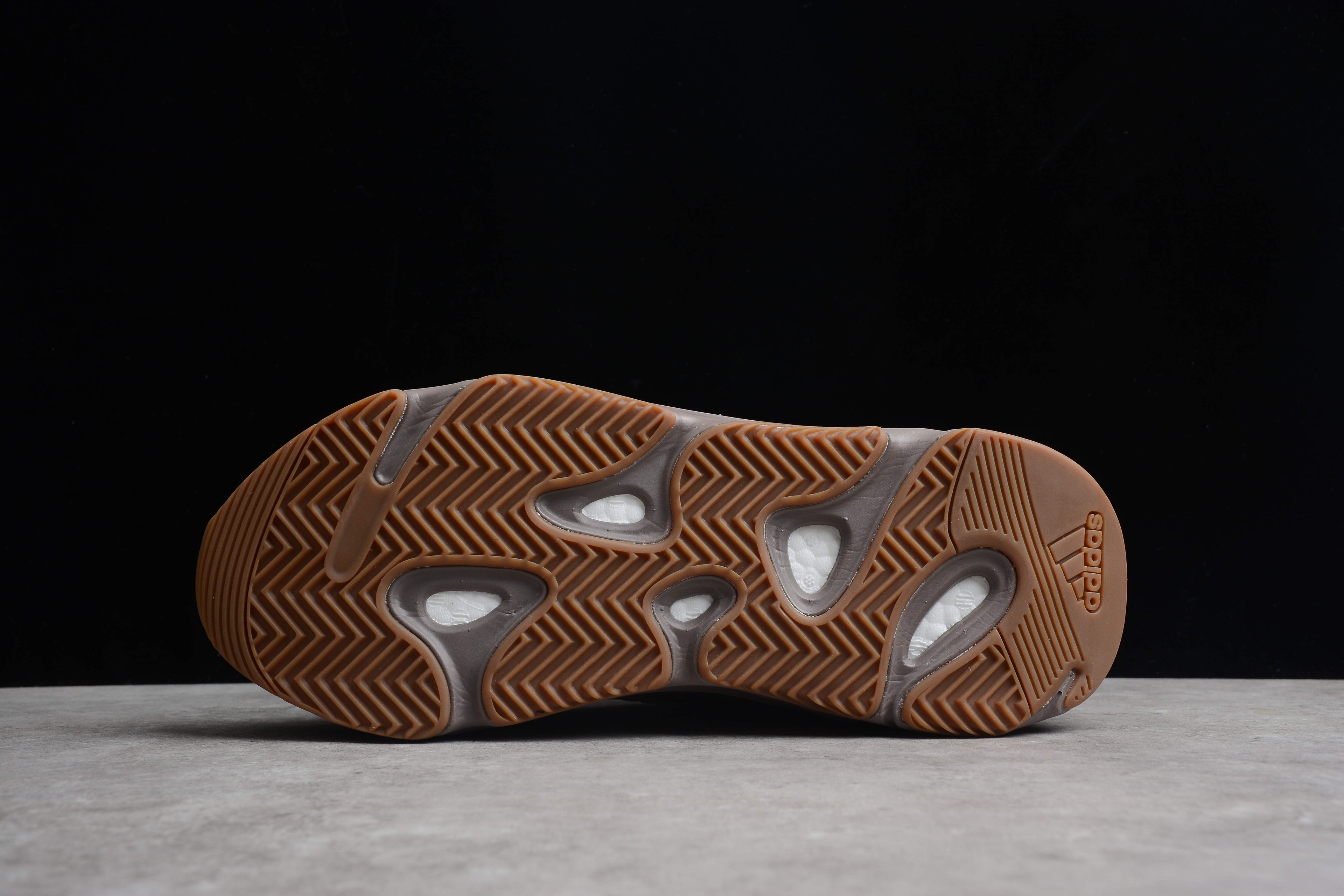 Adidas Yeezy 700 – Marrón