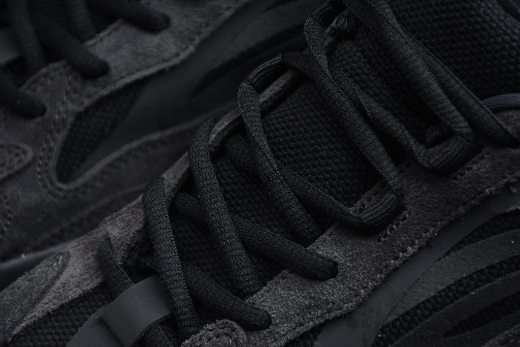 Adidas Yeezy 700 – Gris Oscuro