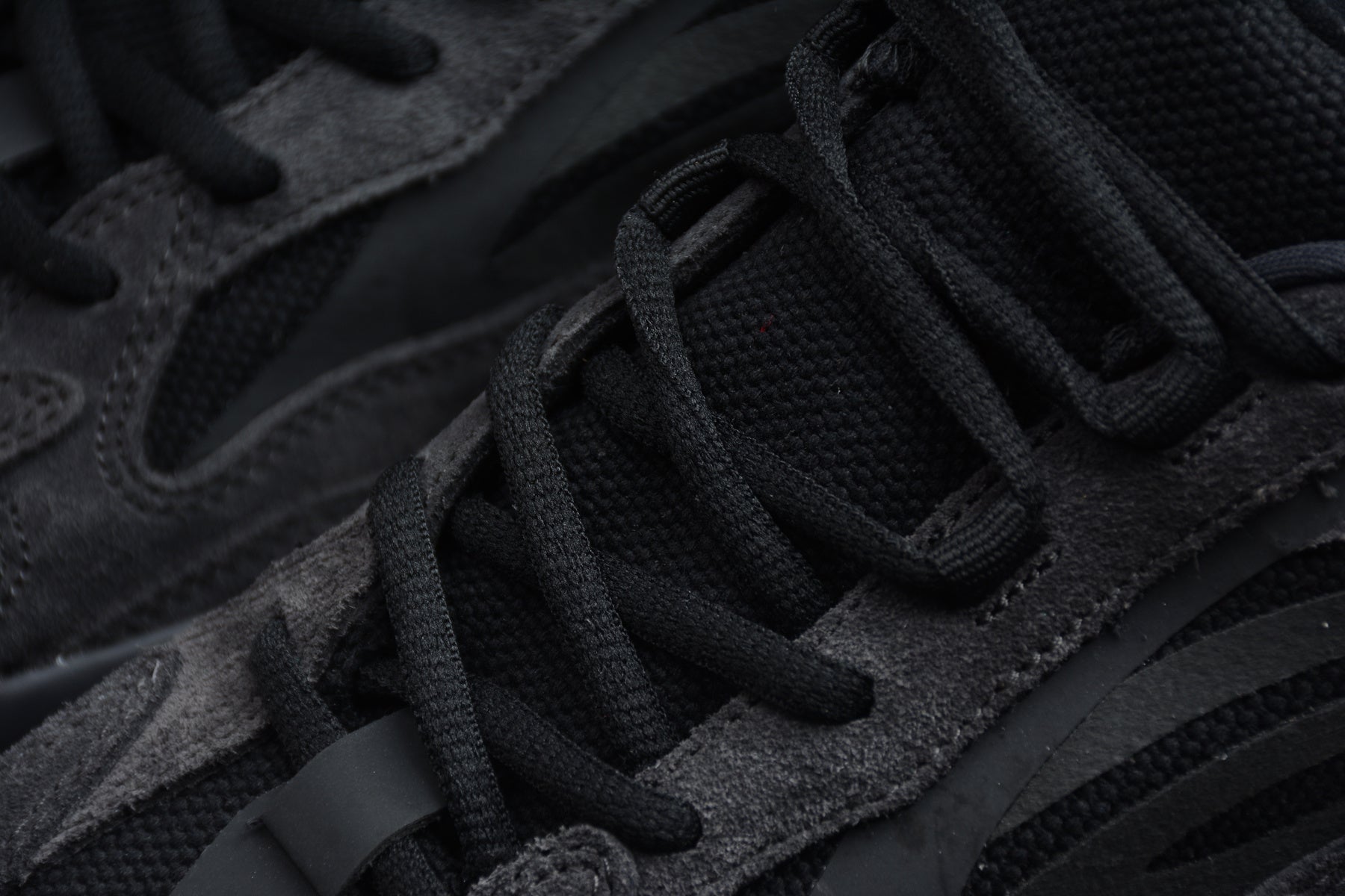 Adidas Yeezy 700 – Gris Oscuro