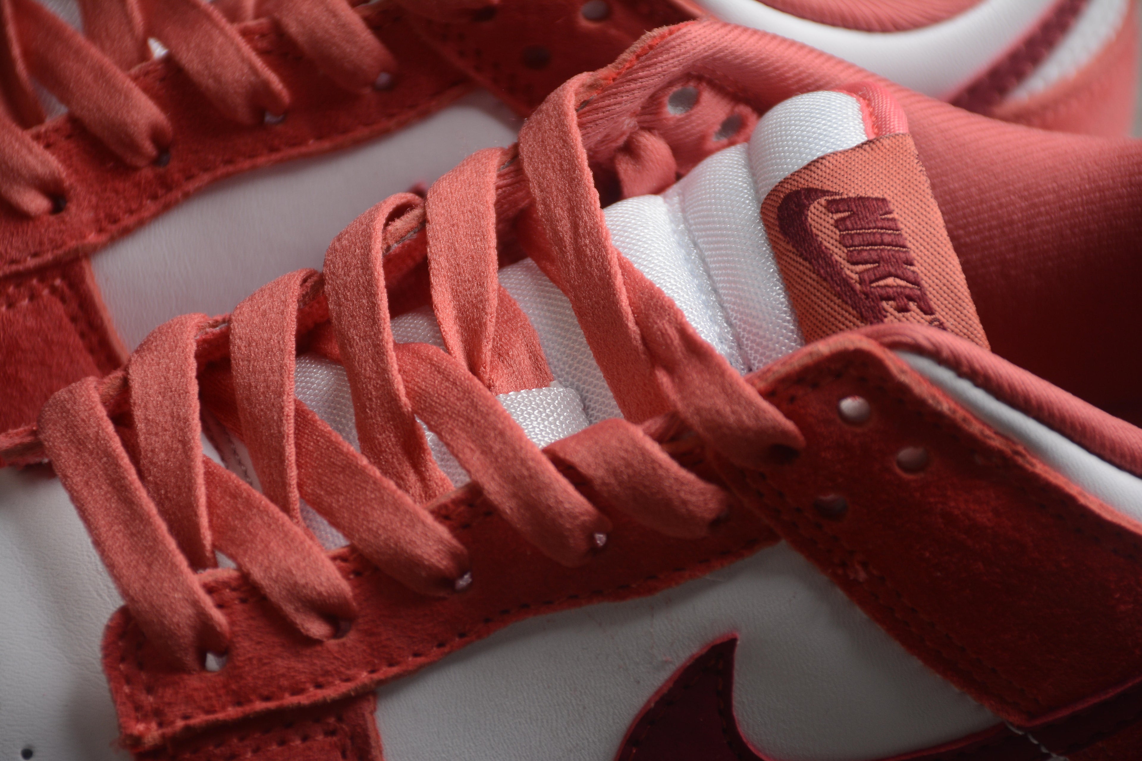 Dunk SB – Rojo / Rosa / Blanco