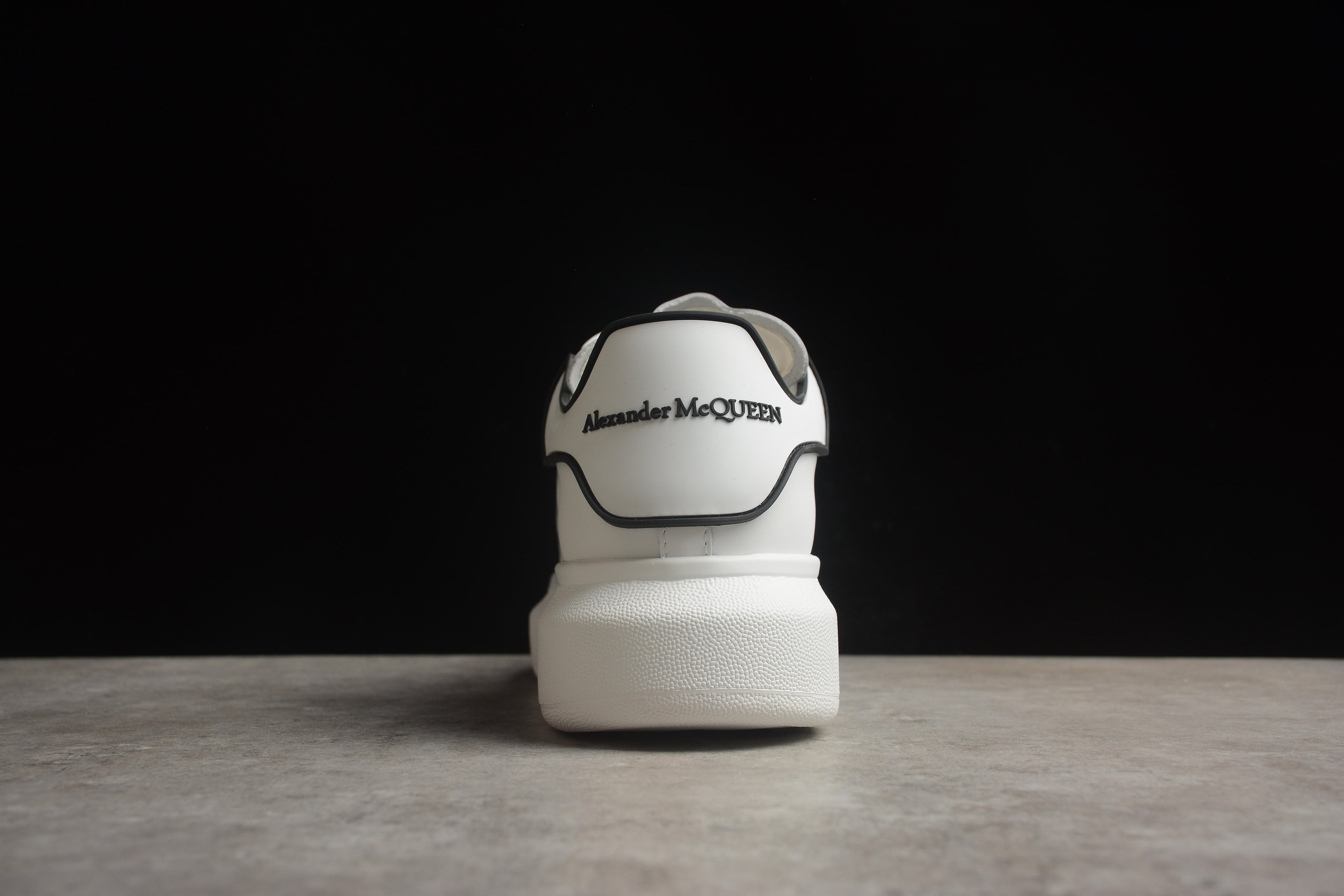 Alexander McQueen – Blanco / Líneas Negras