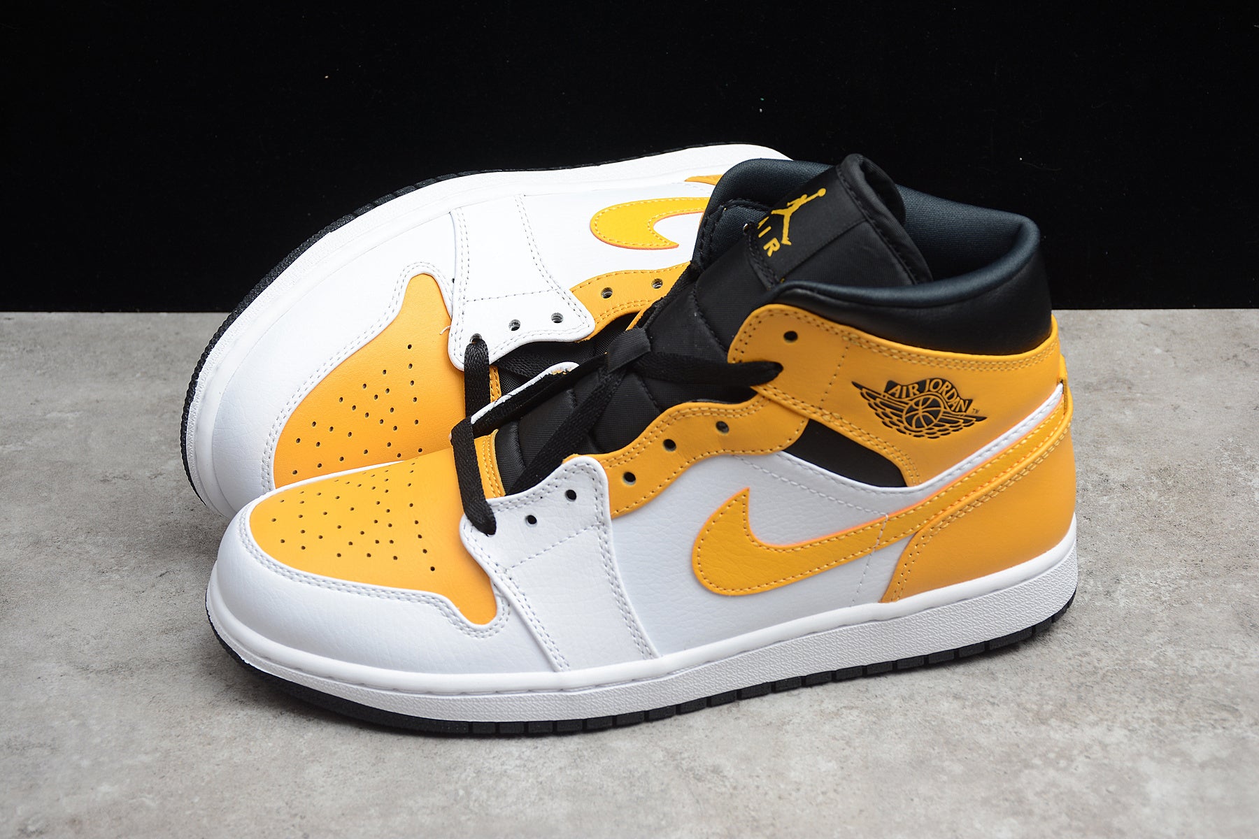 Air Jordan 1 Mid – Amarillo / Blanco / Negro
