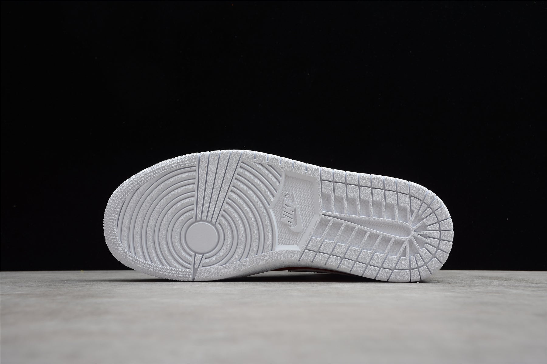 Air Jordan 1 Mid – Blanco / Naranja