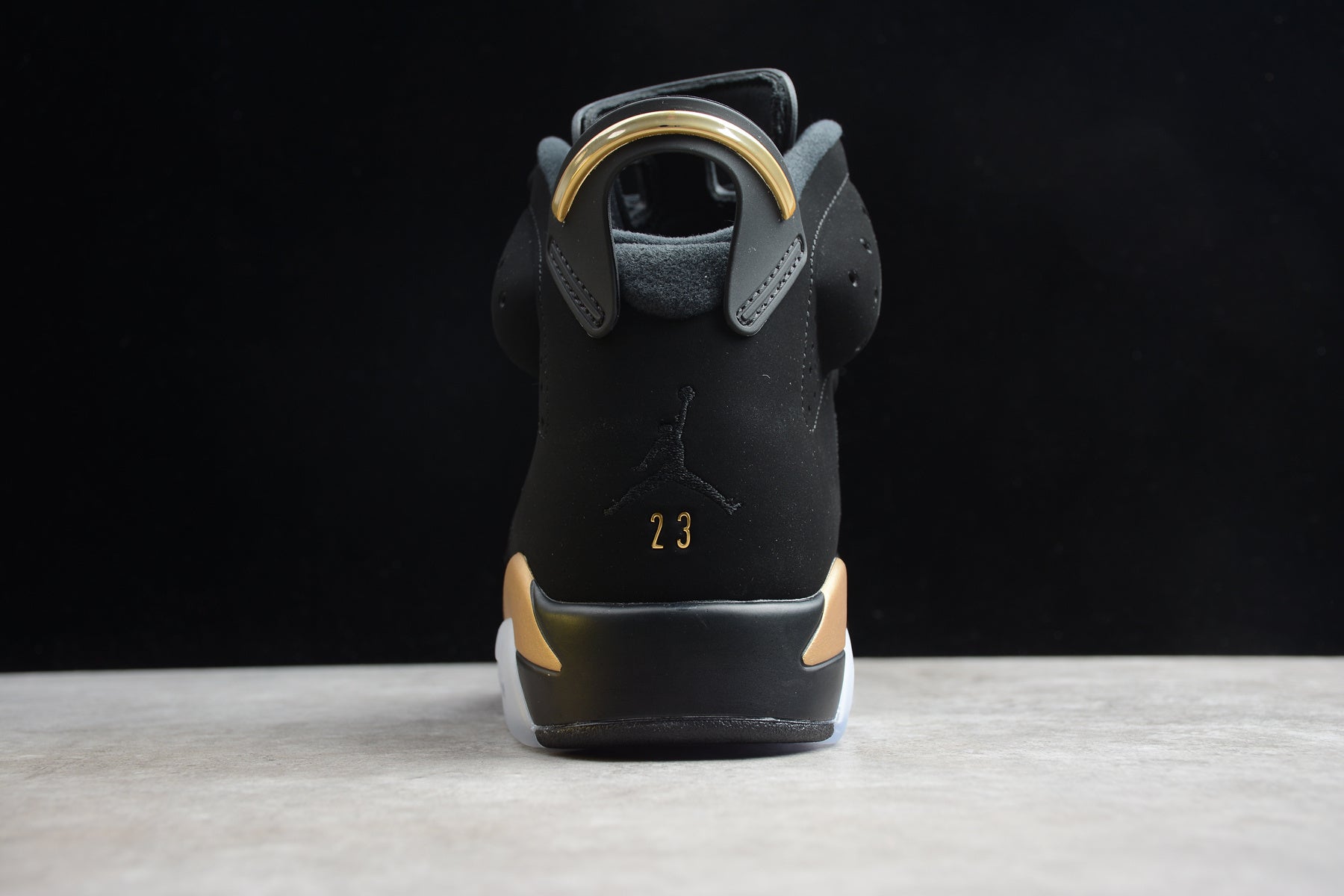 Air Jordan 6 – Negro / Dorado