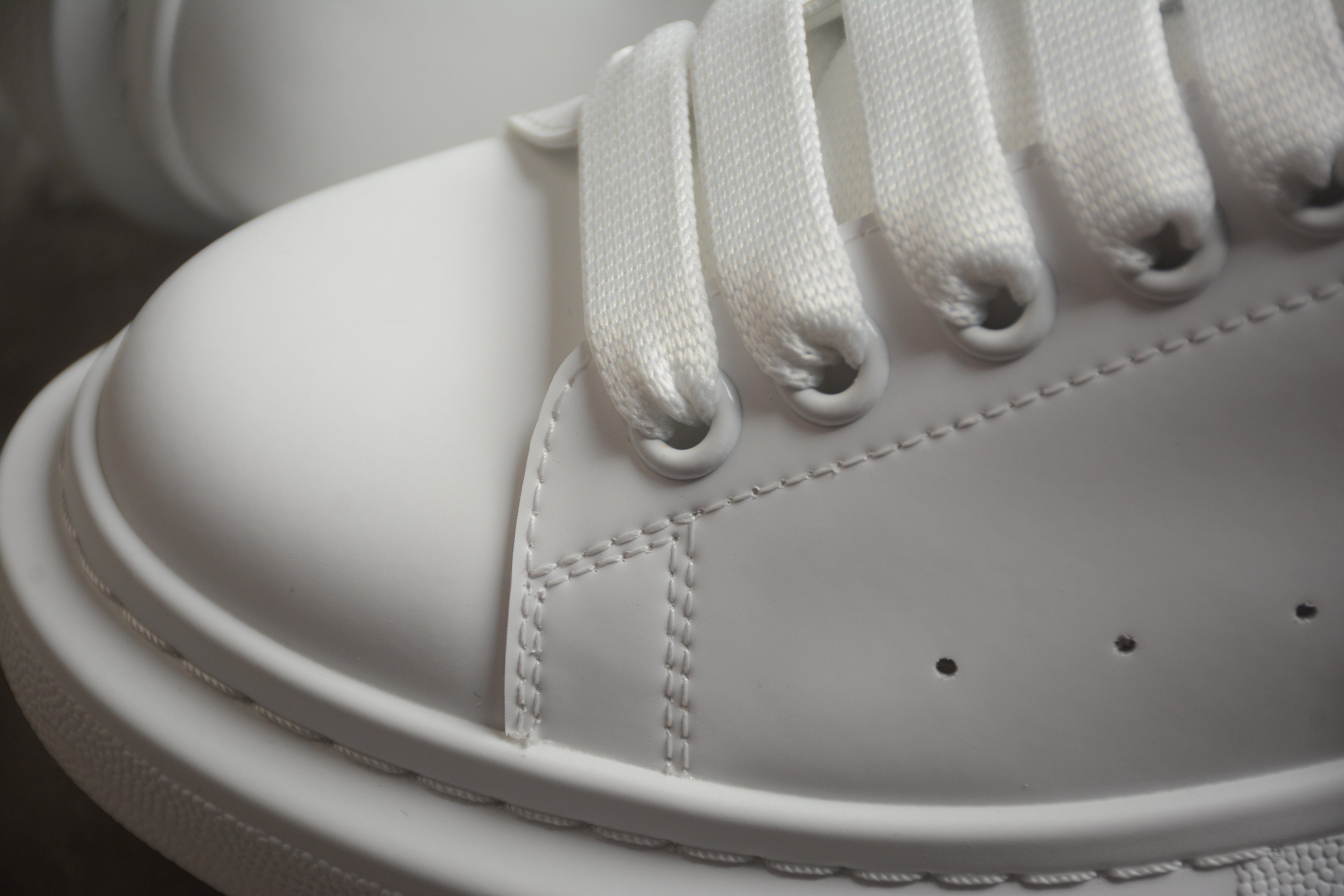Alexander McQueen – Blanco / Negro / Letras Doradas