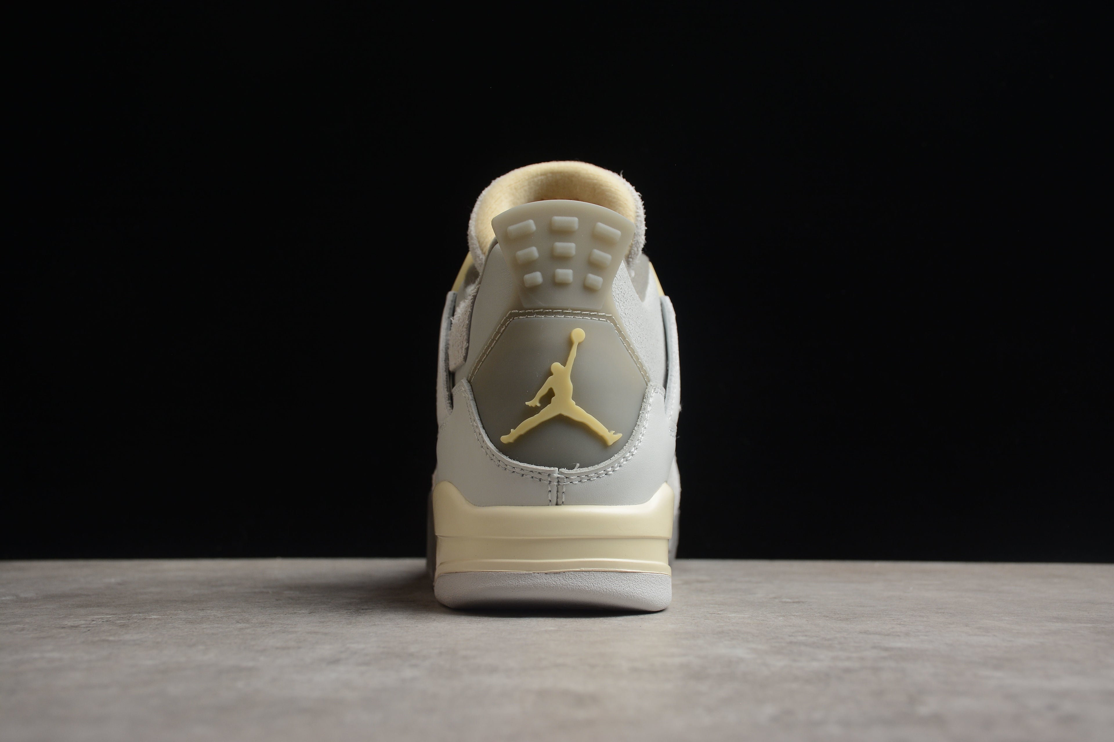 Air Jordan 4 – Gris / Beige