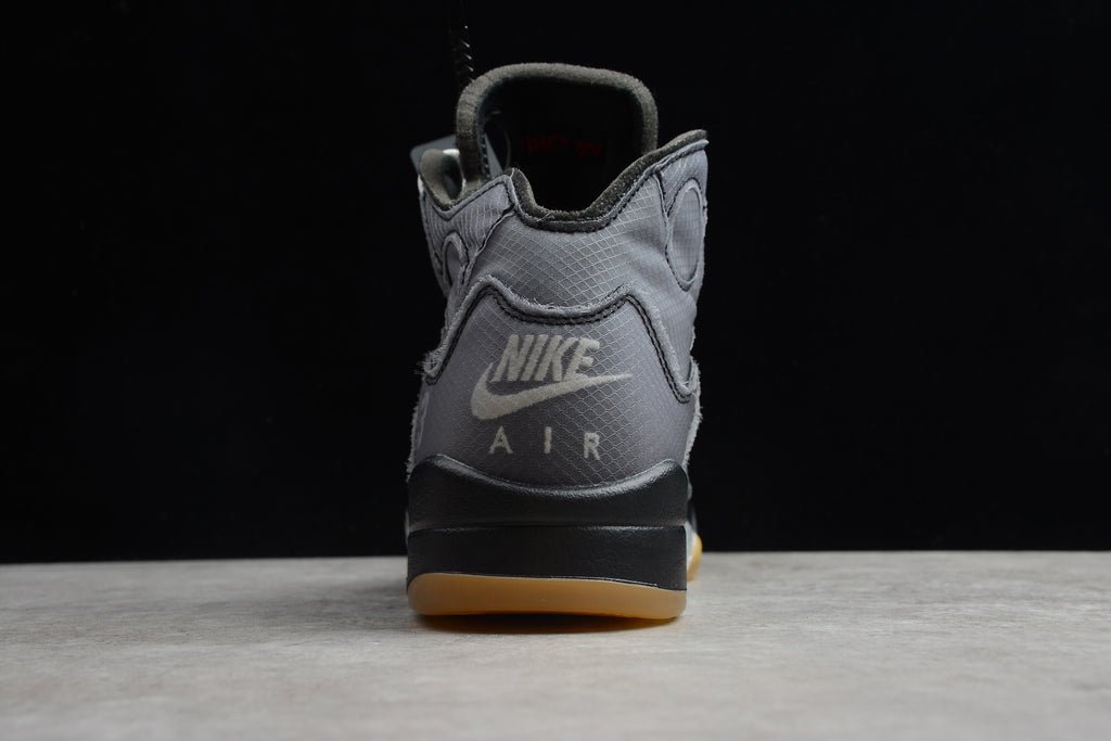 Air Jordan 5 – Gris