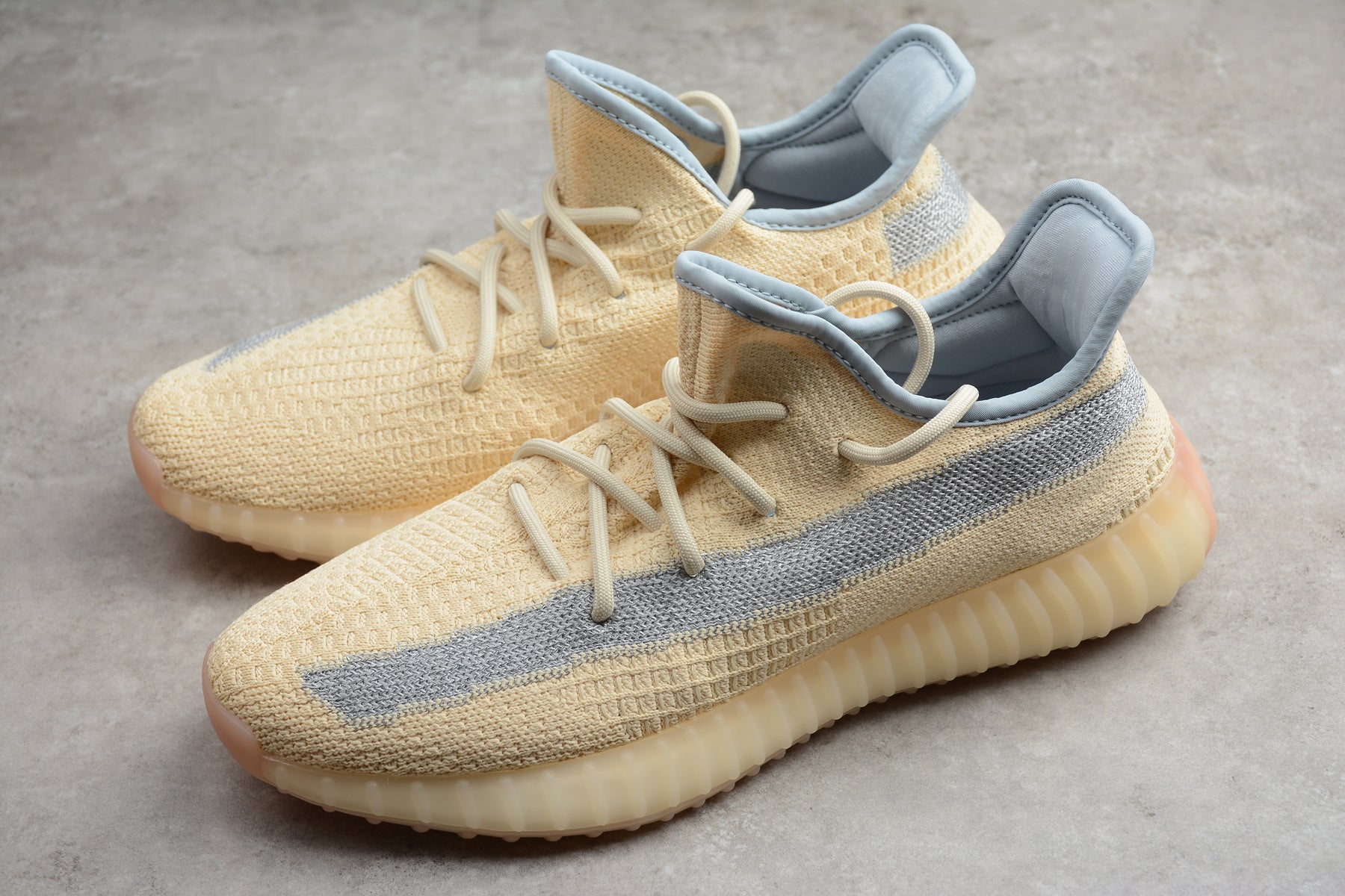 Adidas Yeezy 350 – Beige / Gris