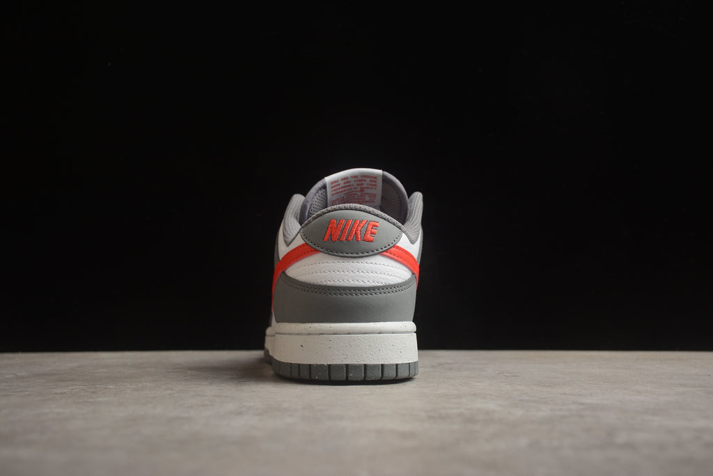 Dunk SB – Gris / Blanco / Rojo