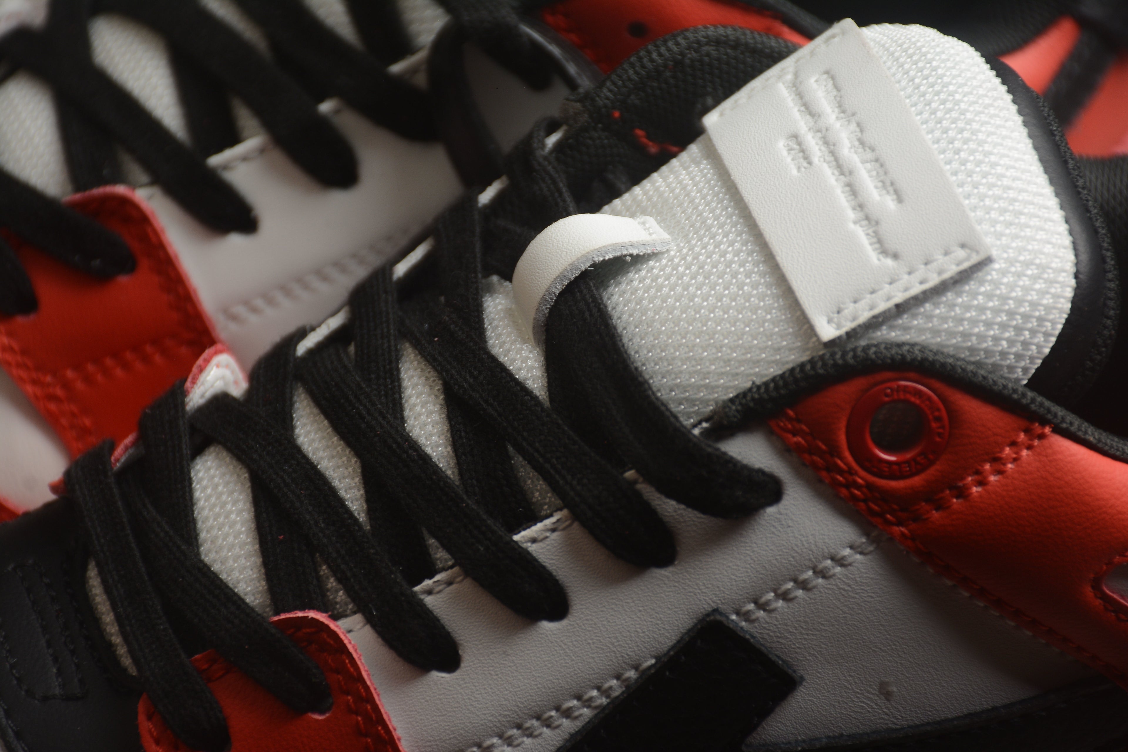 Off-White – Rojo / Negro / Blanco