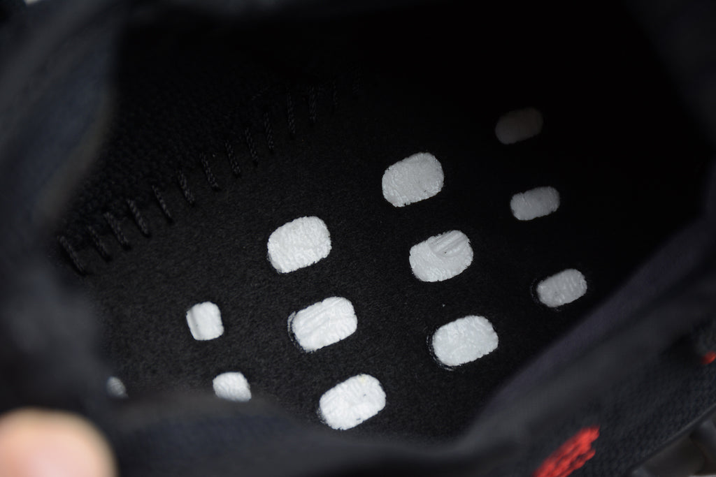 Adidas Yeezy 350 – Negro / Rojo