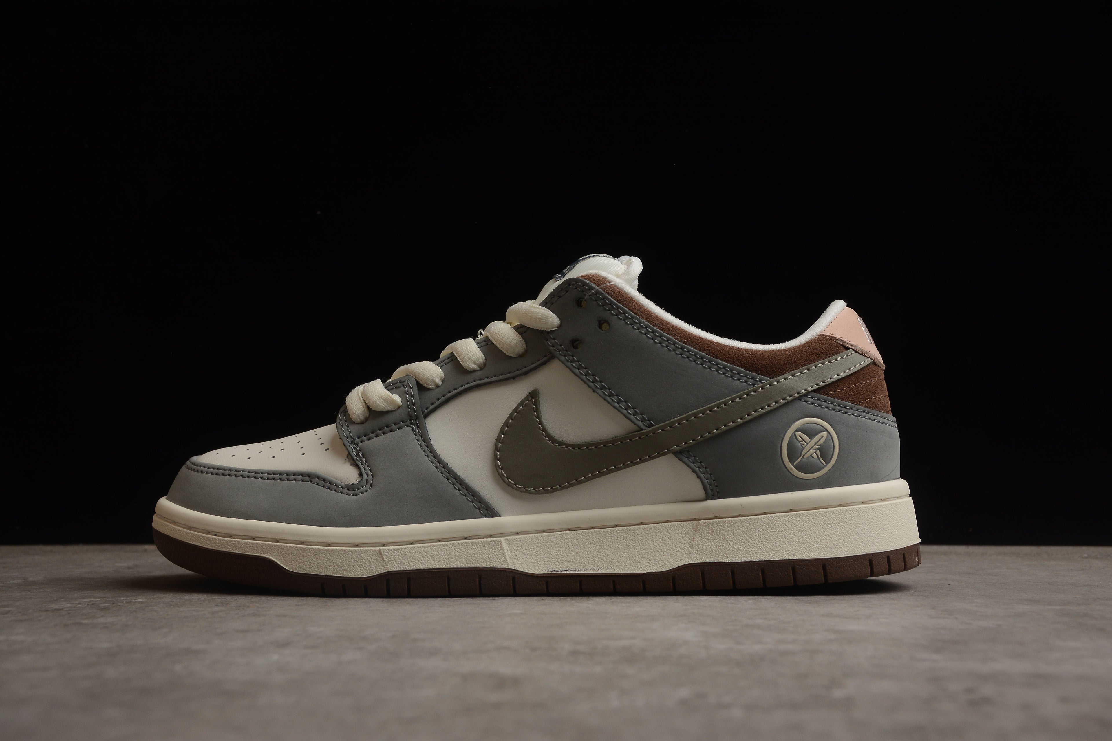 Dunk SB – Gris / Marrón / Rosa