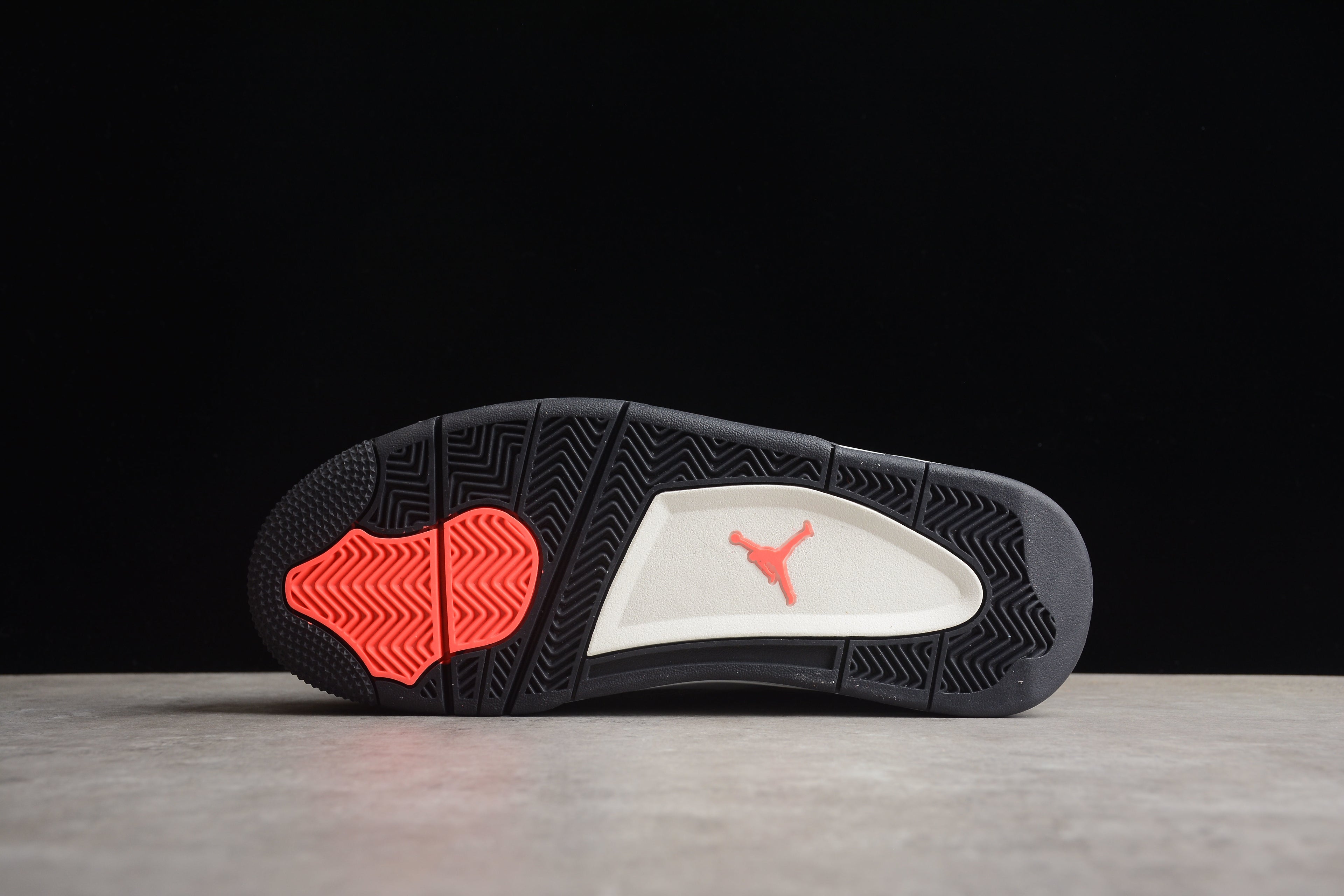 Air Jordan 4 – Marrón / Negro