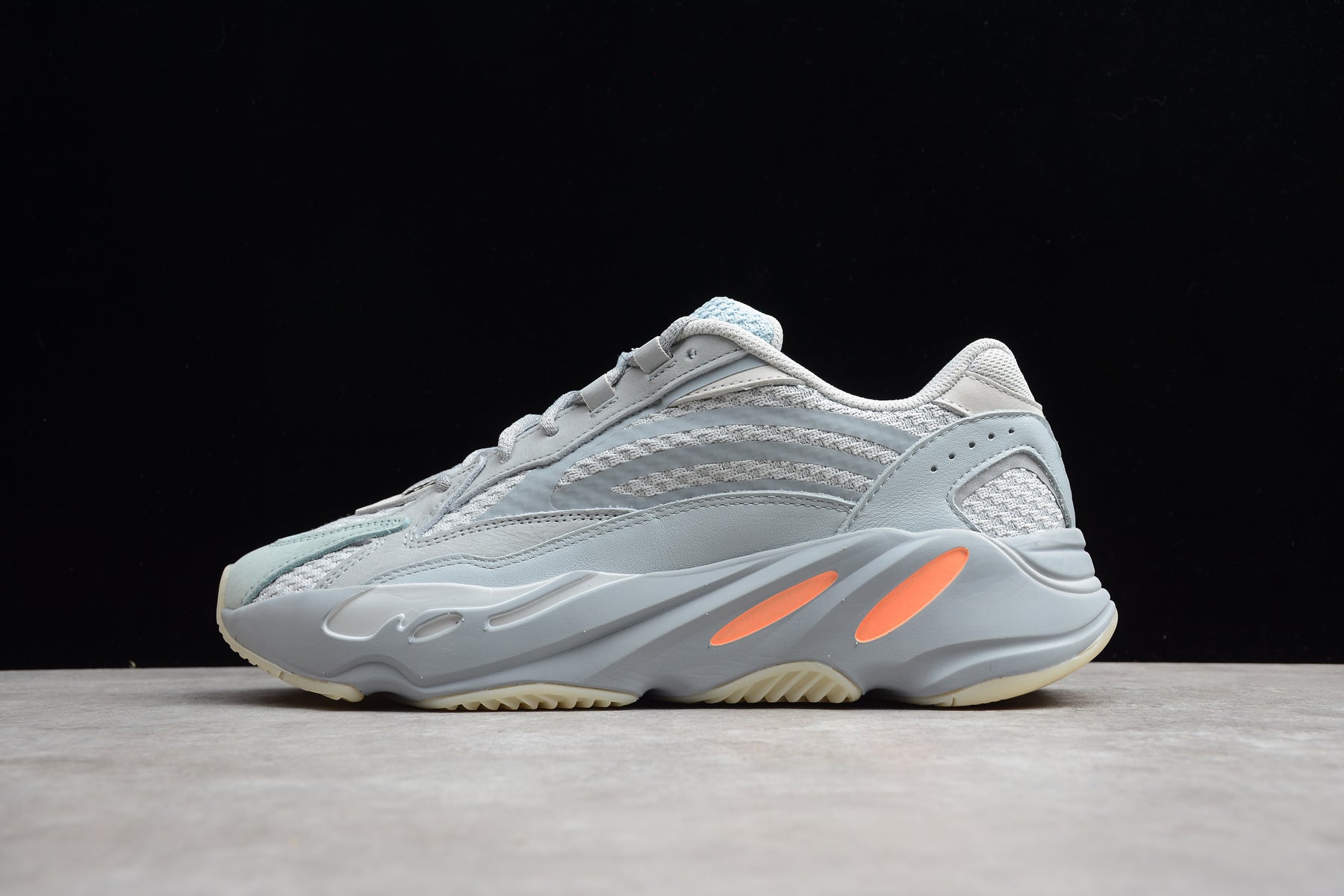 Adidas Yeezy 700 – Azul / Naranja