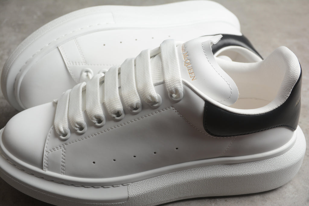 Alexander McQueen – Blanco / Negro / Letras Doradas