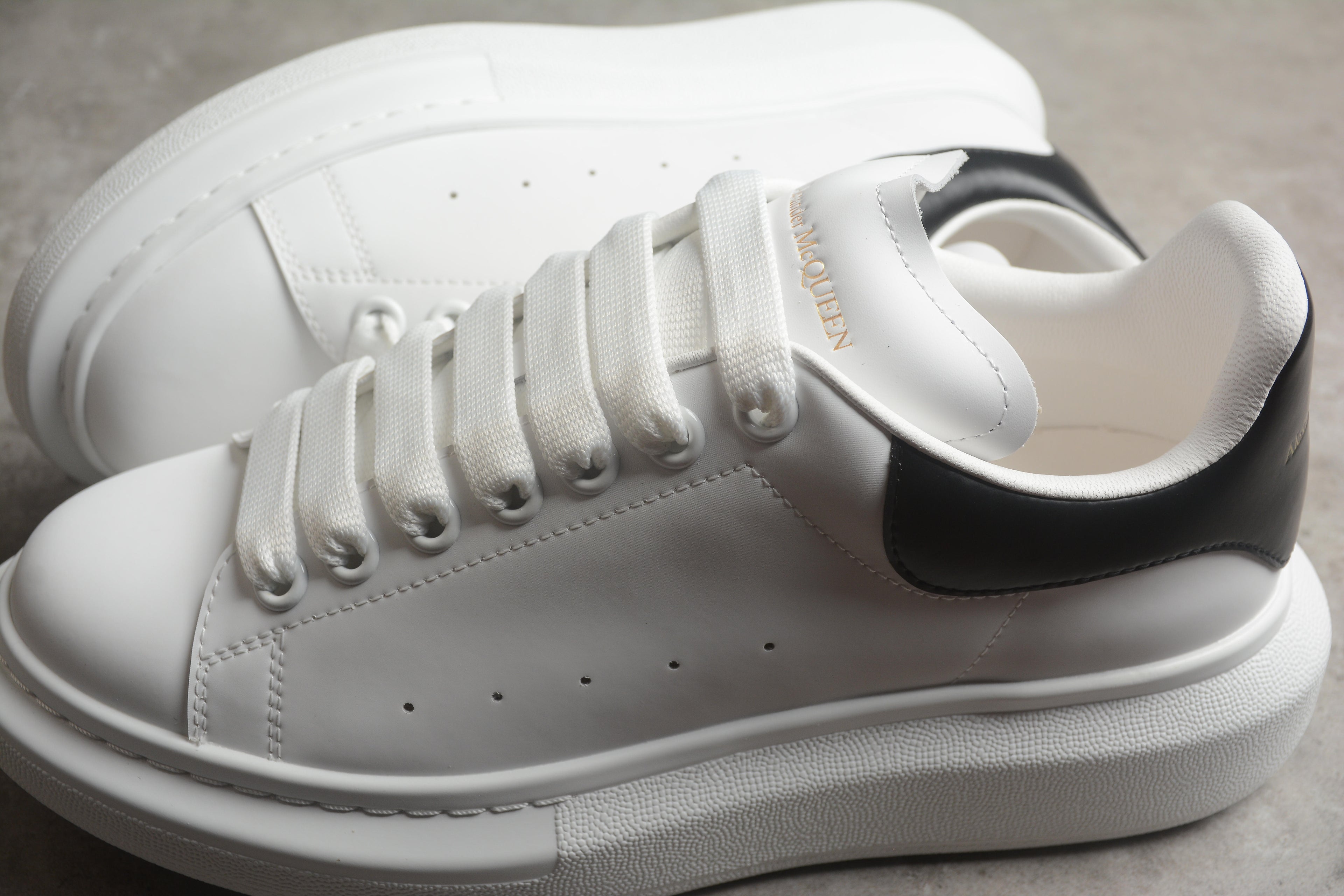 Alexander McQueen – Blanco / Negro / Letras Doradas