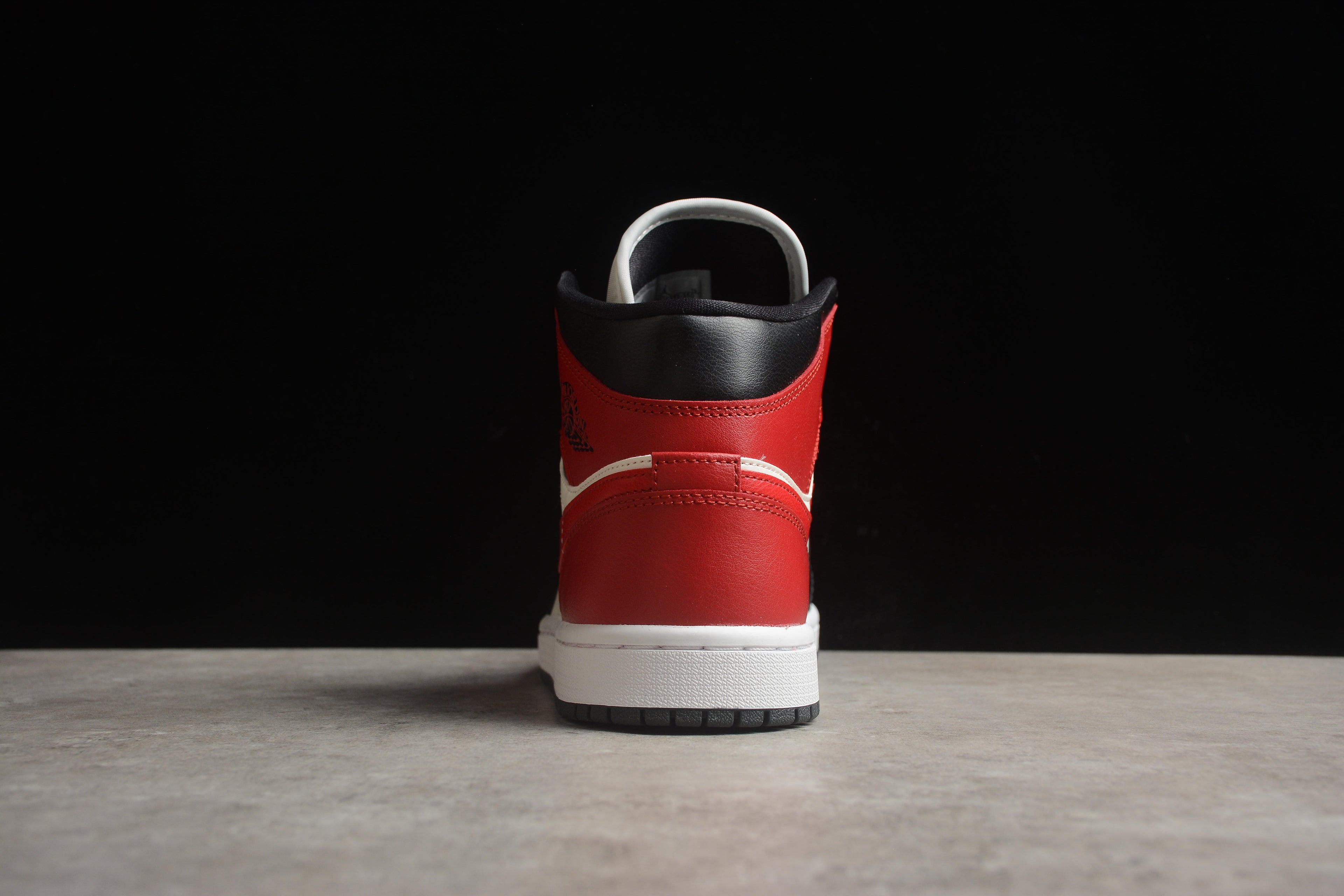 Air Jordan 1 Mid – Rojo / Blanco / Negro