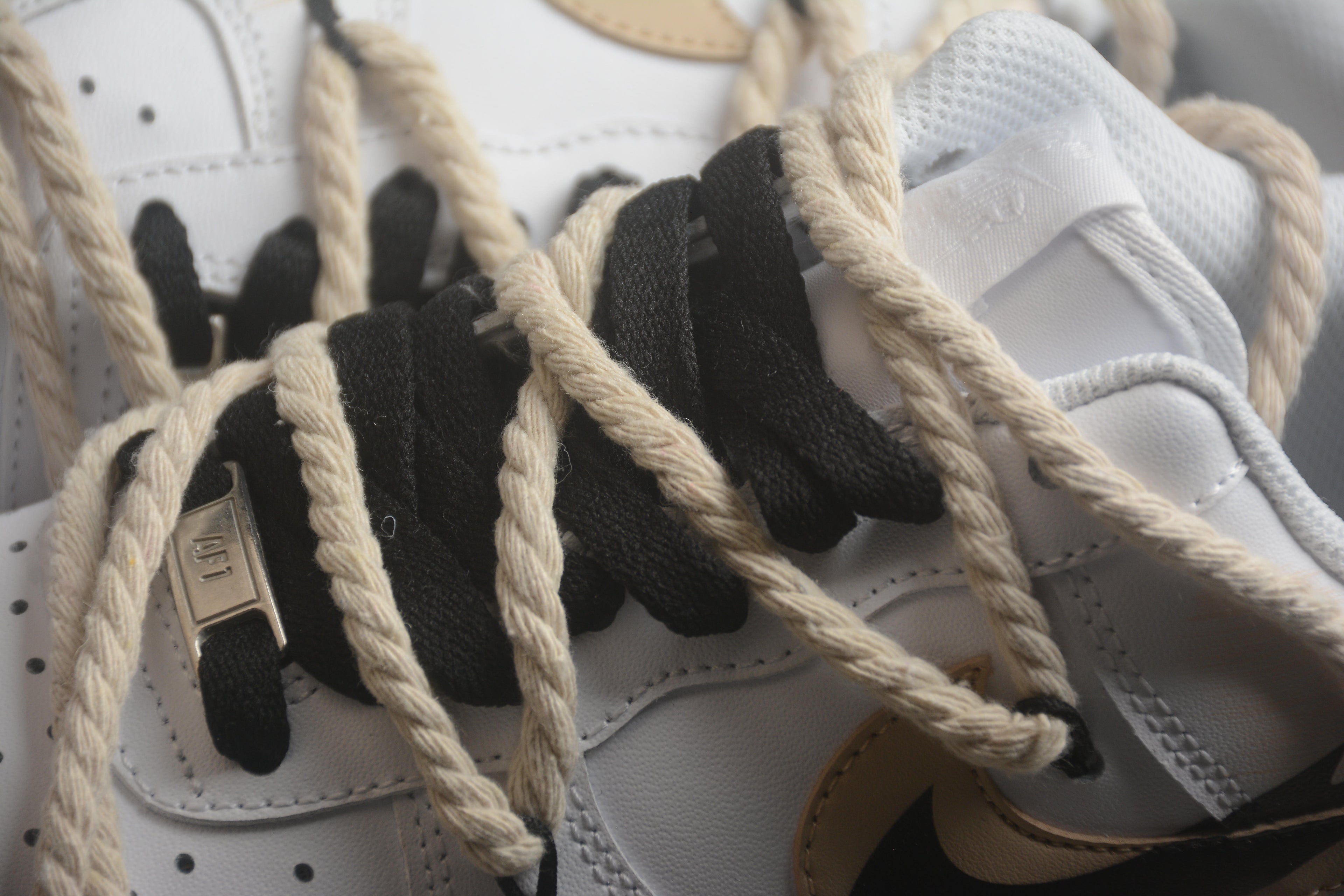Air Force 1 Low – Blanco / Beige / Negro