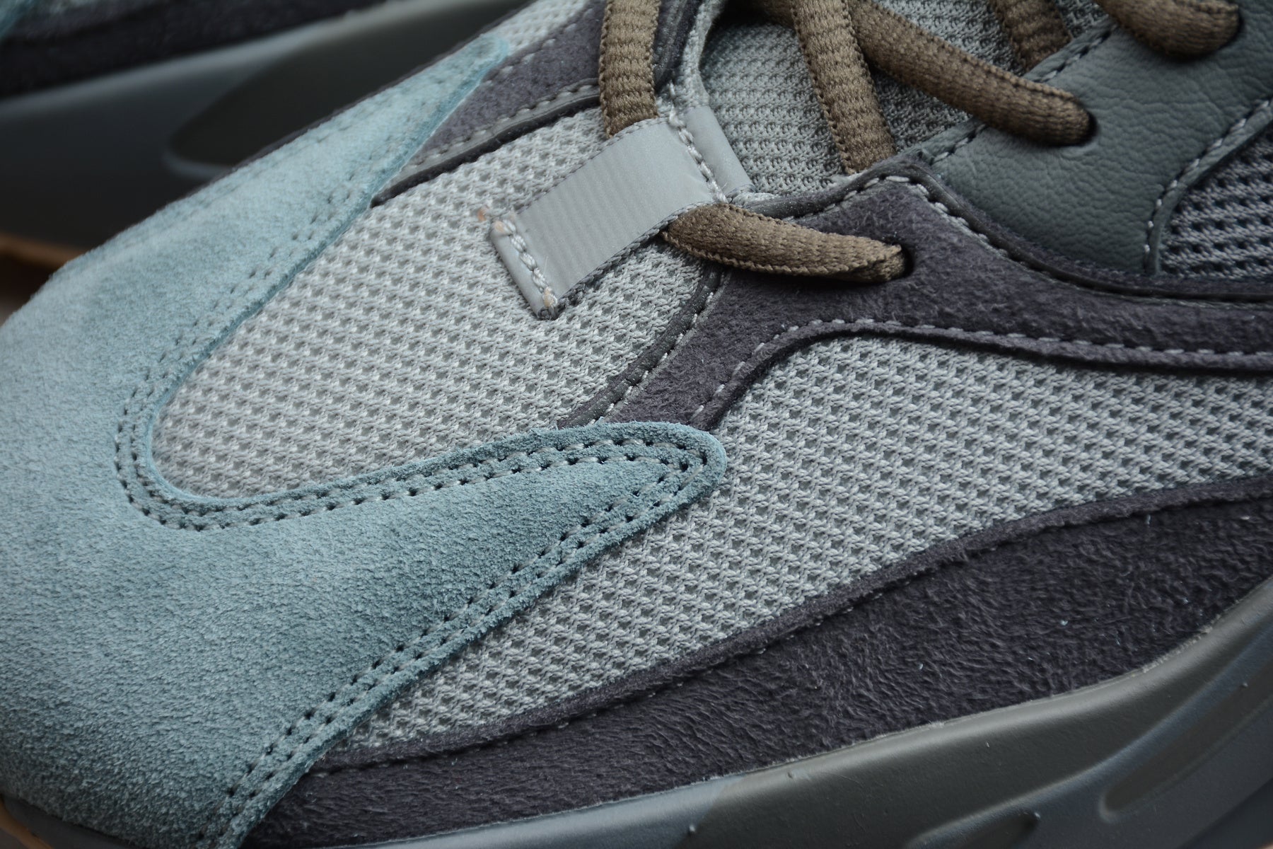 Adidas Yeezy 700 – Gris Claro