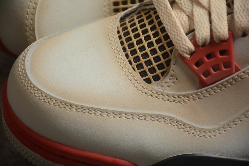 Air Jordan 4 – Beige / Rojo