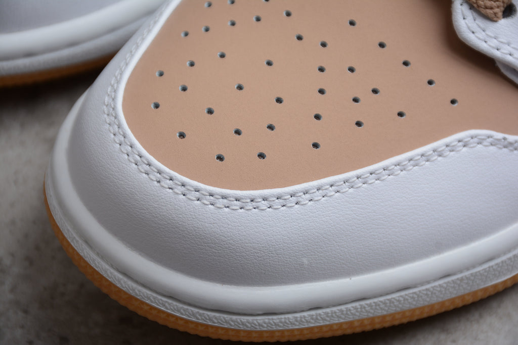 Jordan 1 Low – Blanco / Marrón