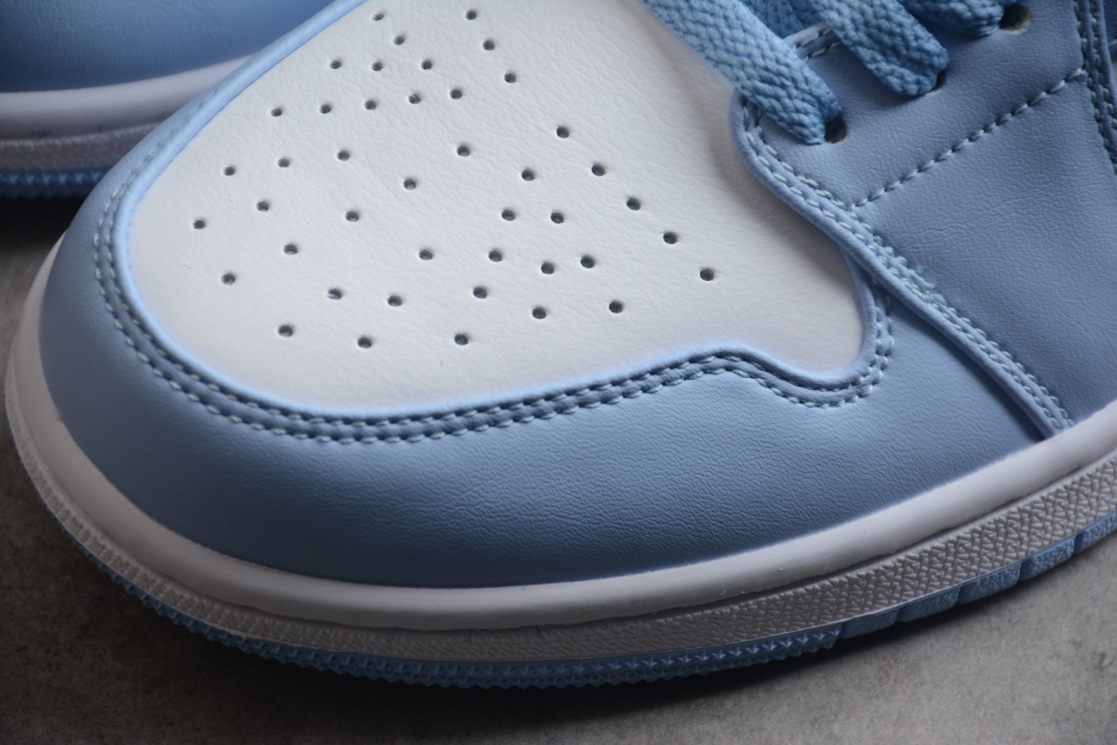Jordan 1 Low – Azul Claro / Blanco