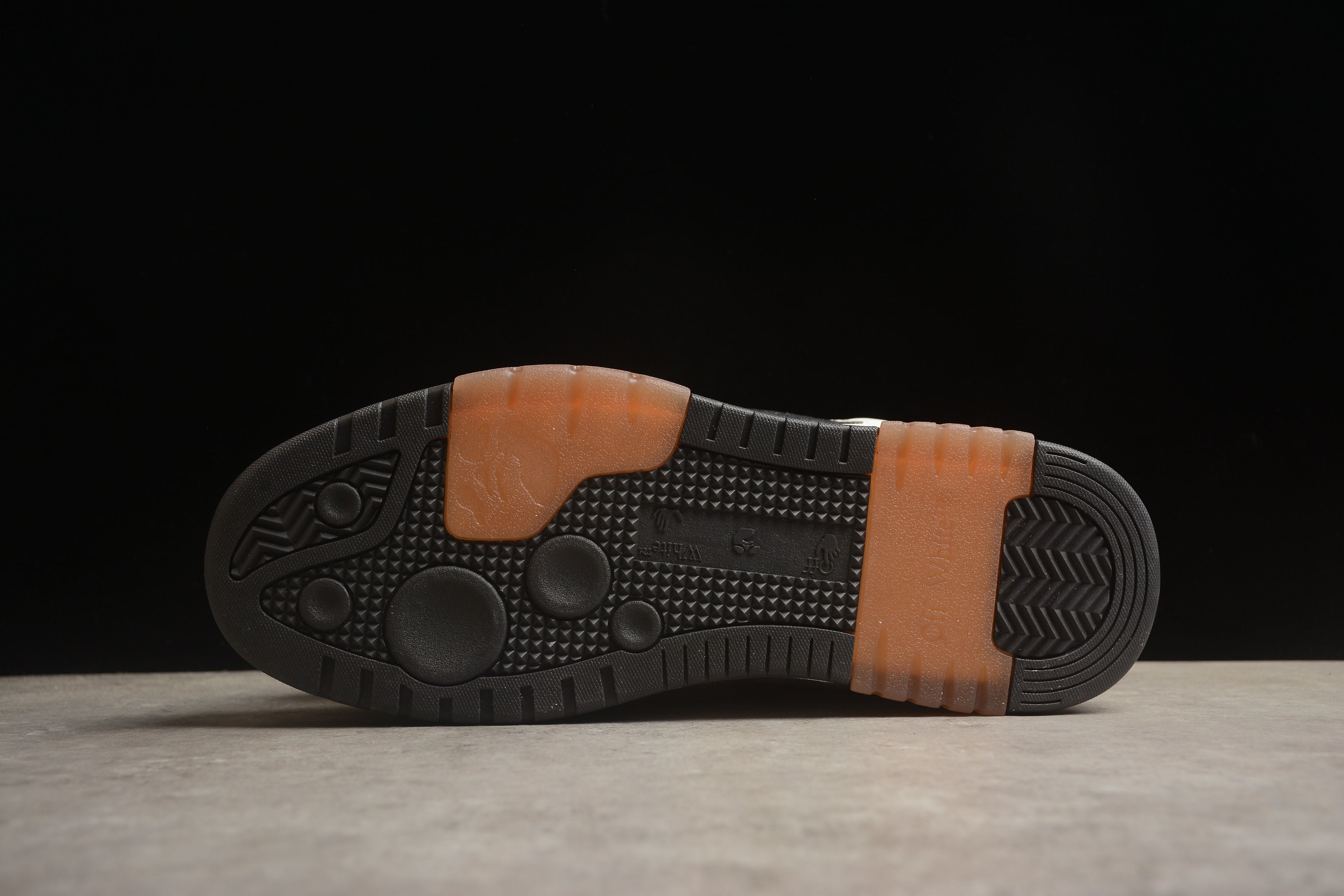 Off-White – Blanco / Negro