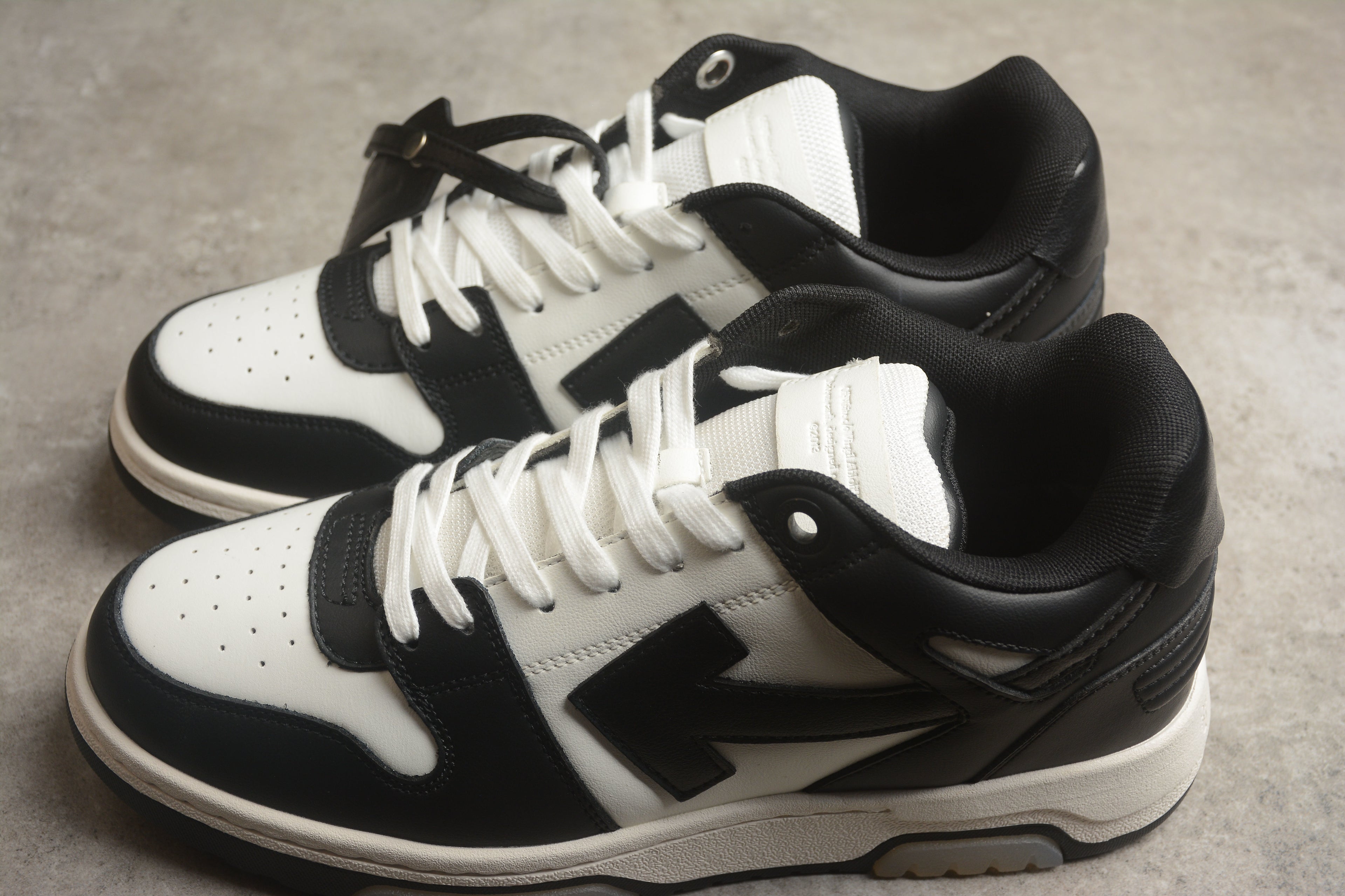 Off-White – Negro / Blanco