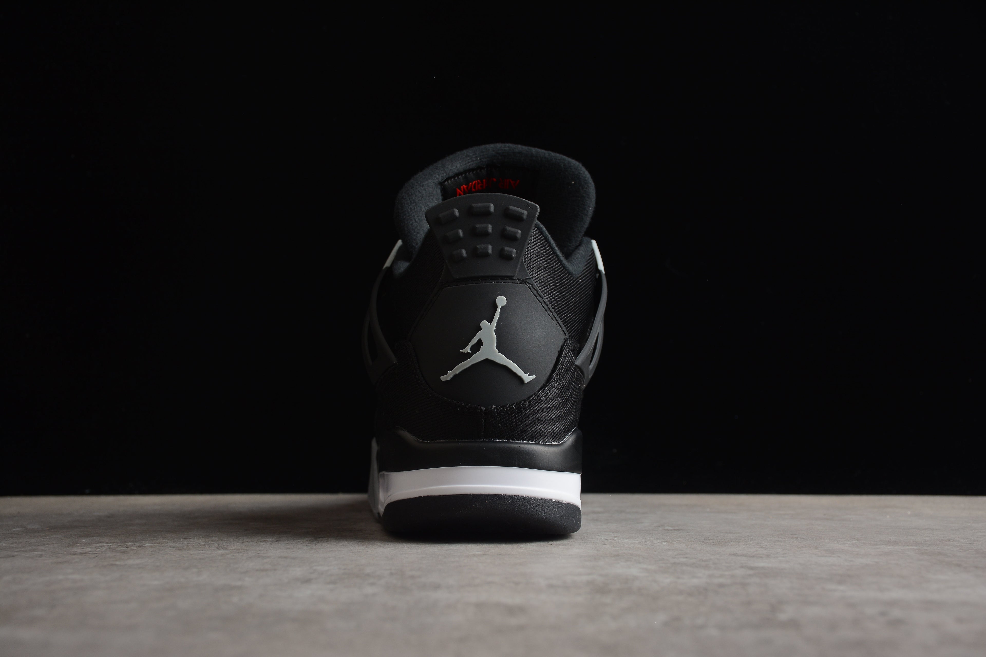 Air Jordan 4 – Negro / Gris