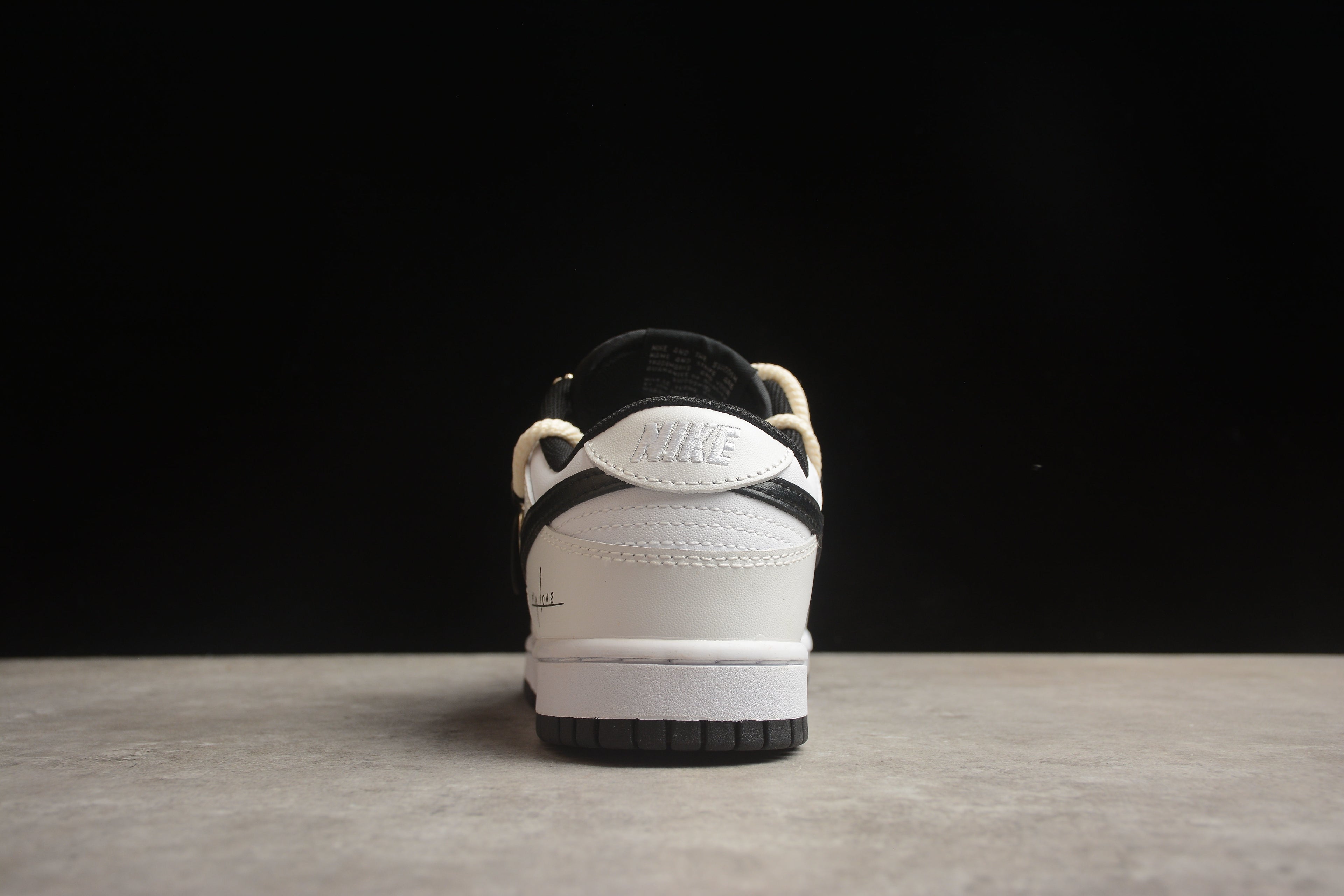 Dunk SB – Blanco / Negro