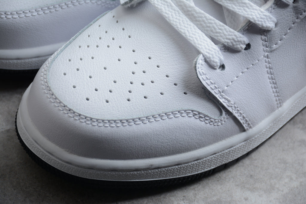 Jordan 1 Low – Blanco / Rosa / Negro