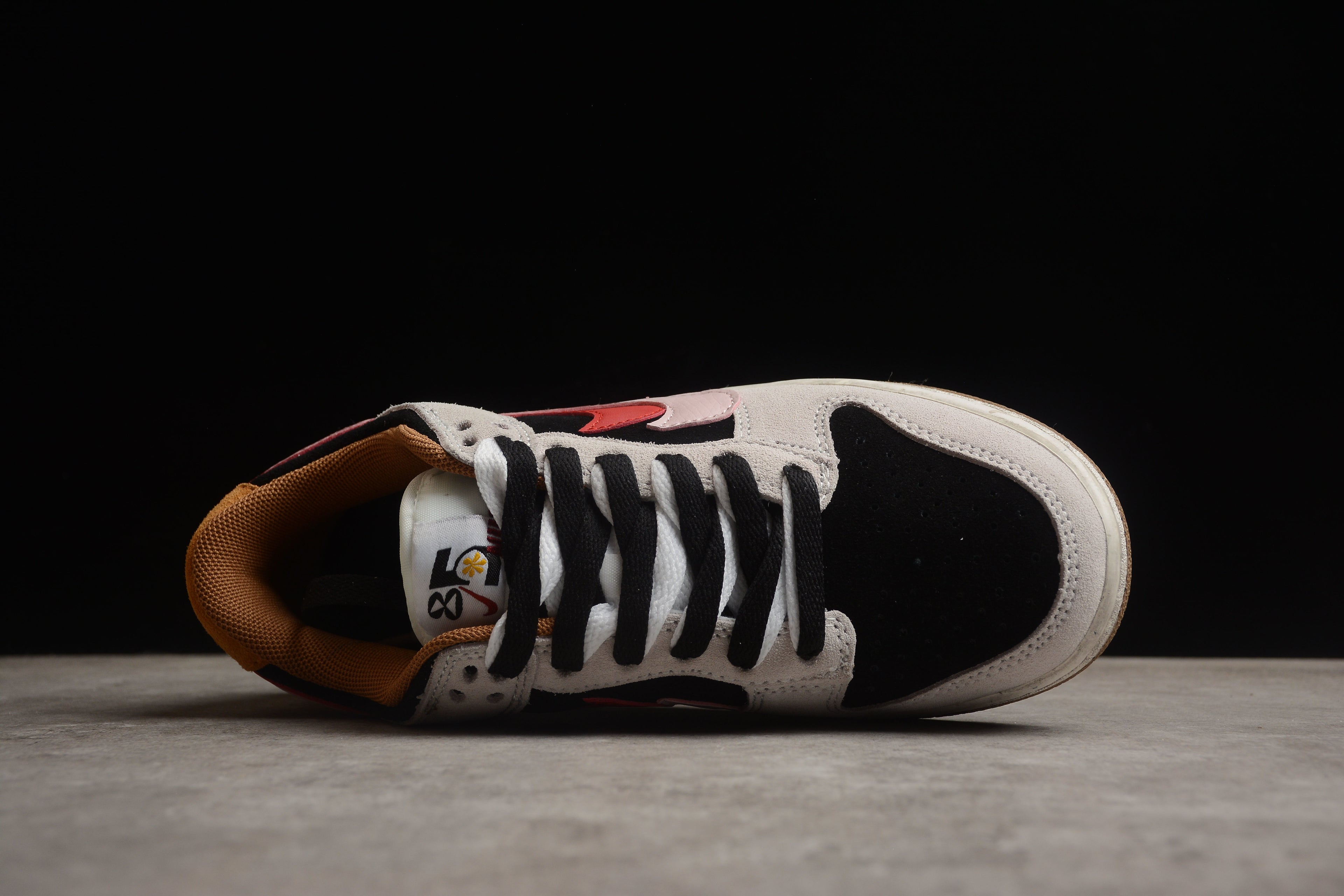 Dunk SB – Gris / Negro / Rosa / Rojo