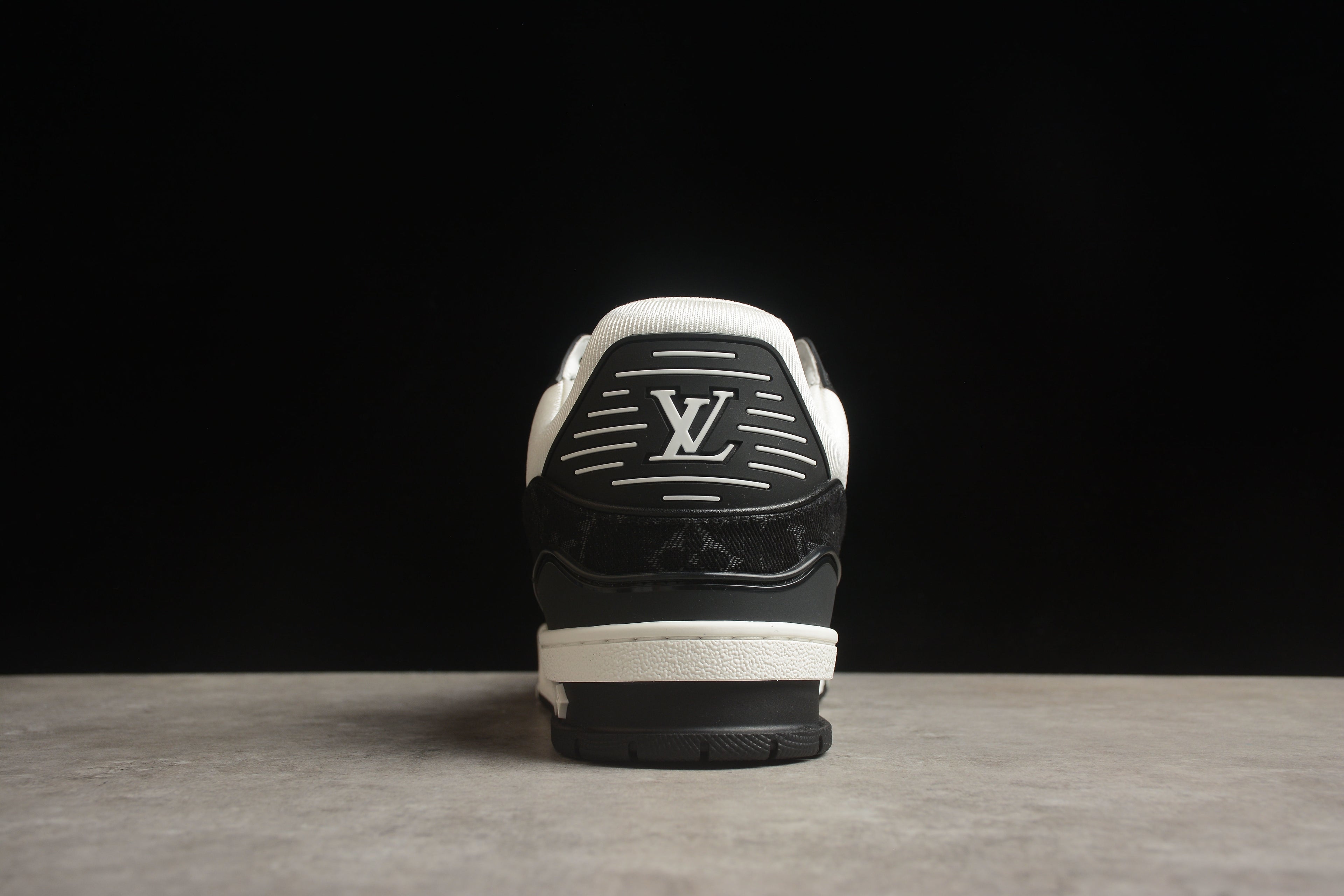 Louis Vuitton Trainer Low – Negro / Blanco