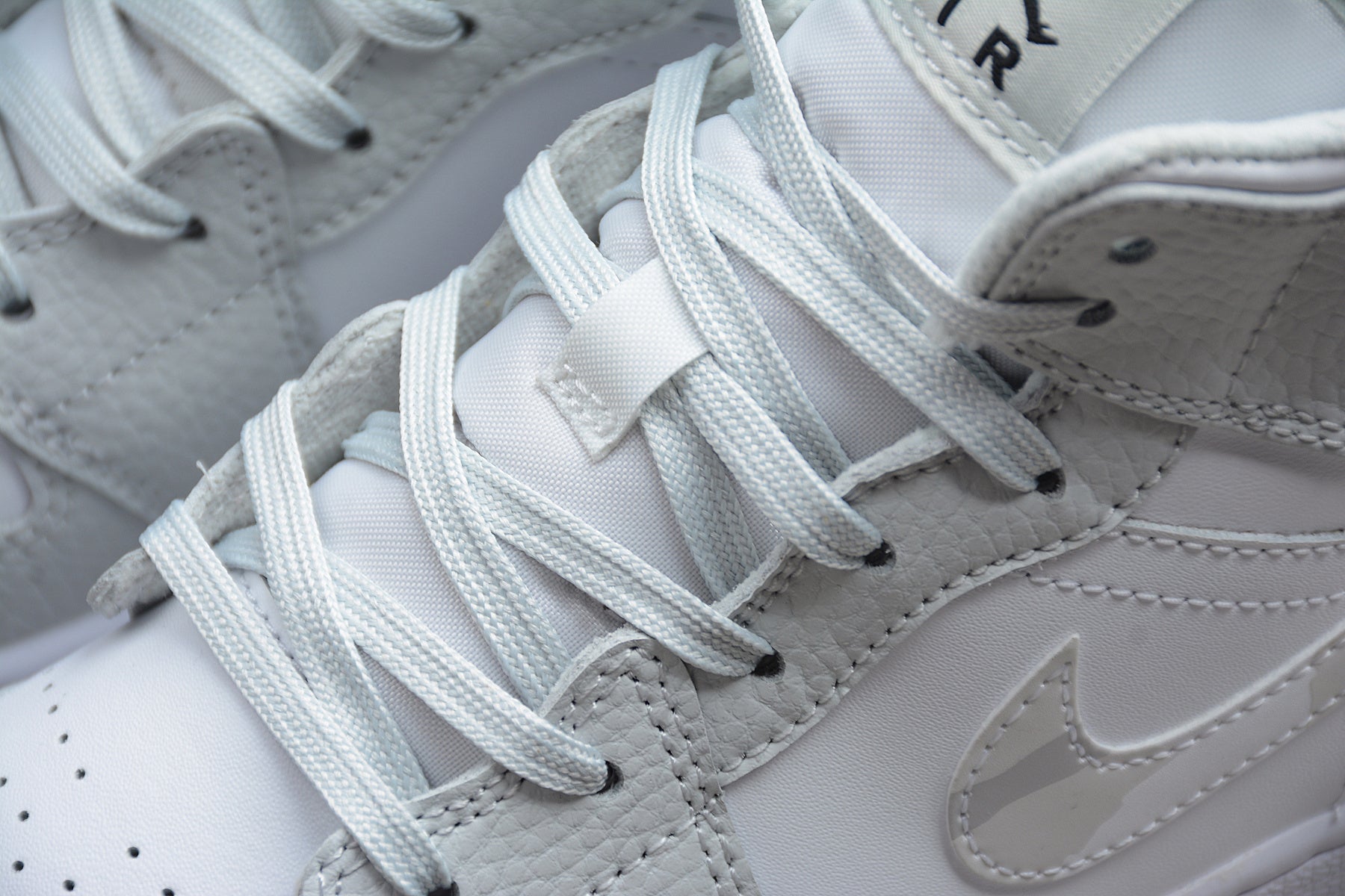 Air Jordan 1 Mid – Gris Claro / Blanco