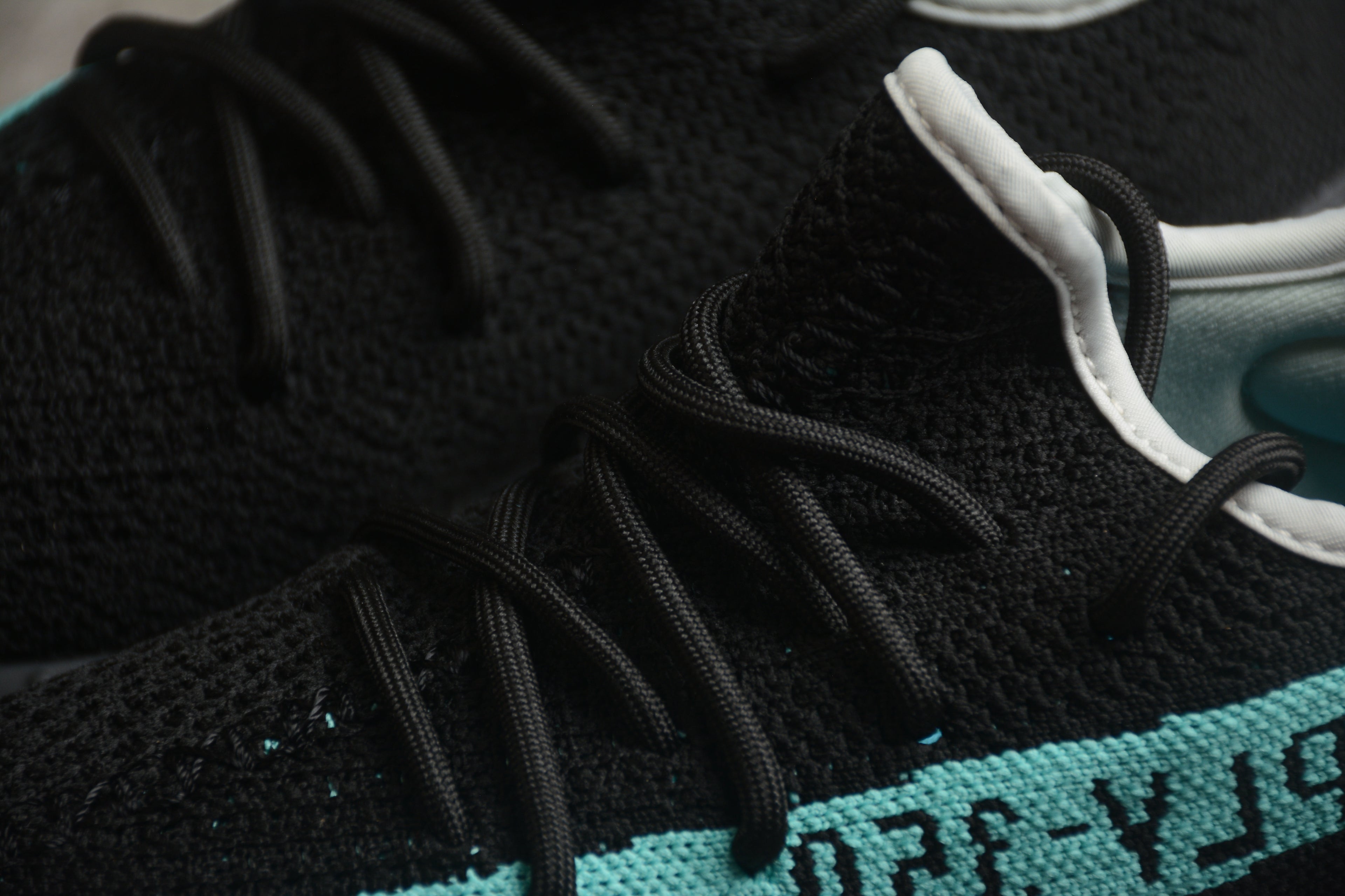 Adidas Yeezy 350 – Negro / Azul