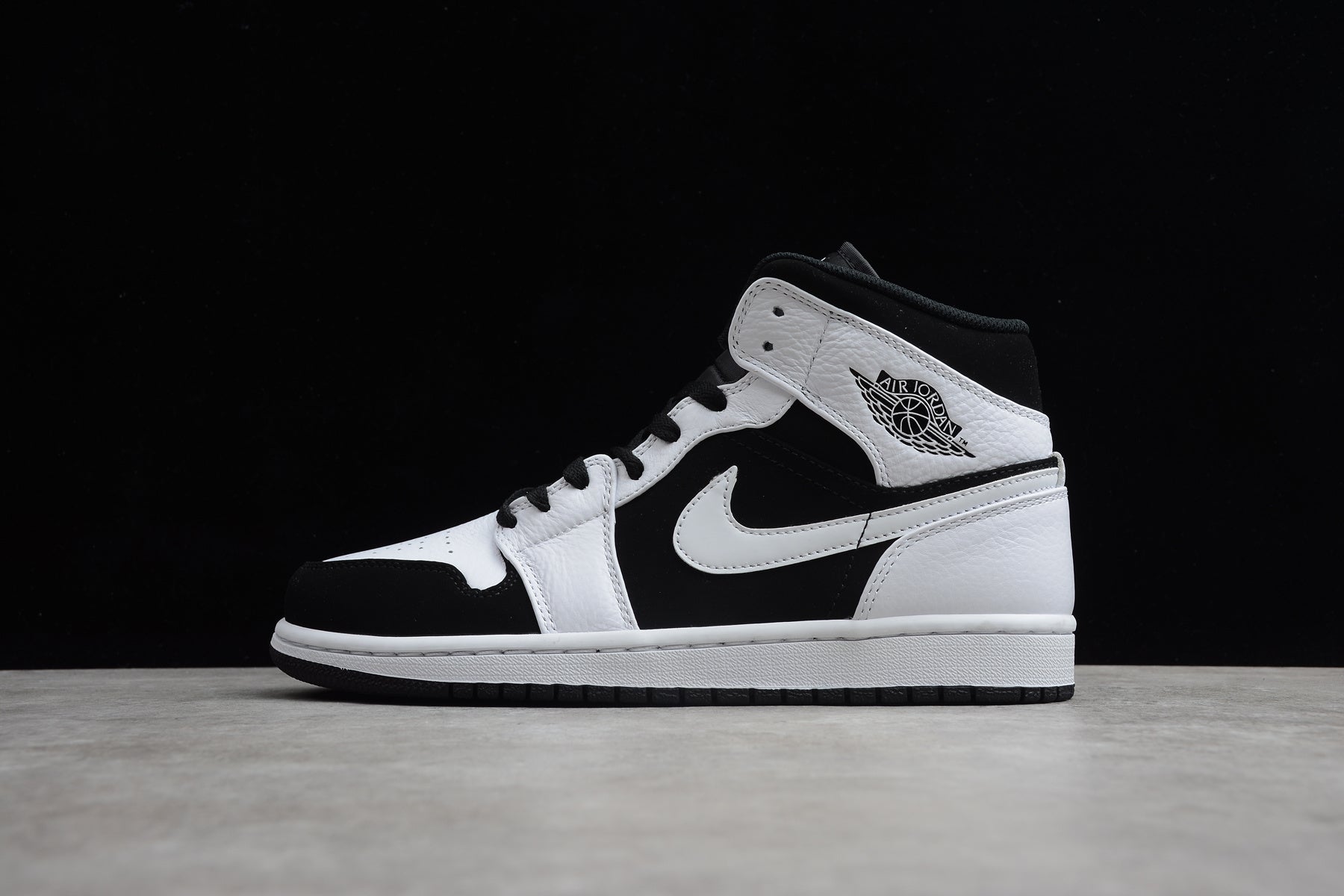 Air Jordan 1 Mid – Blanco / Negro