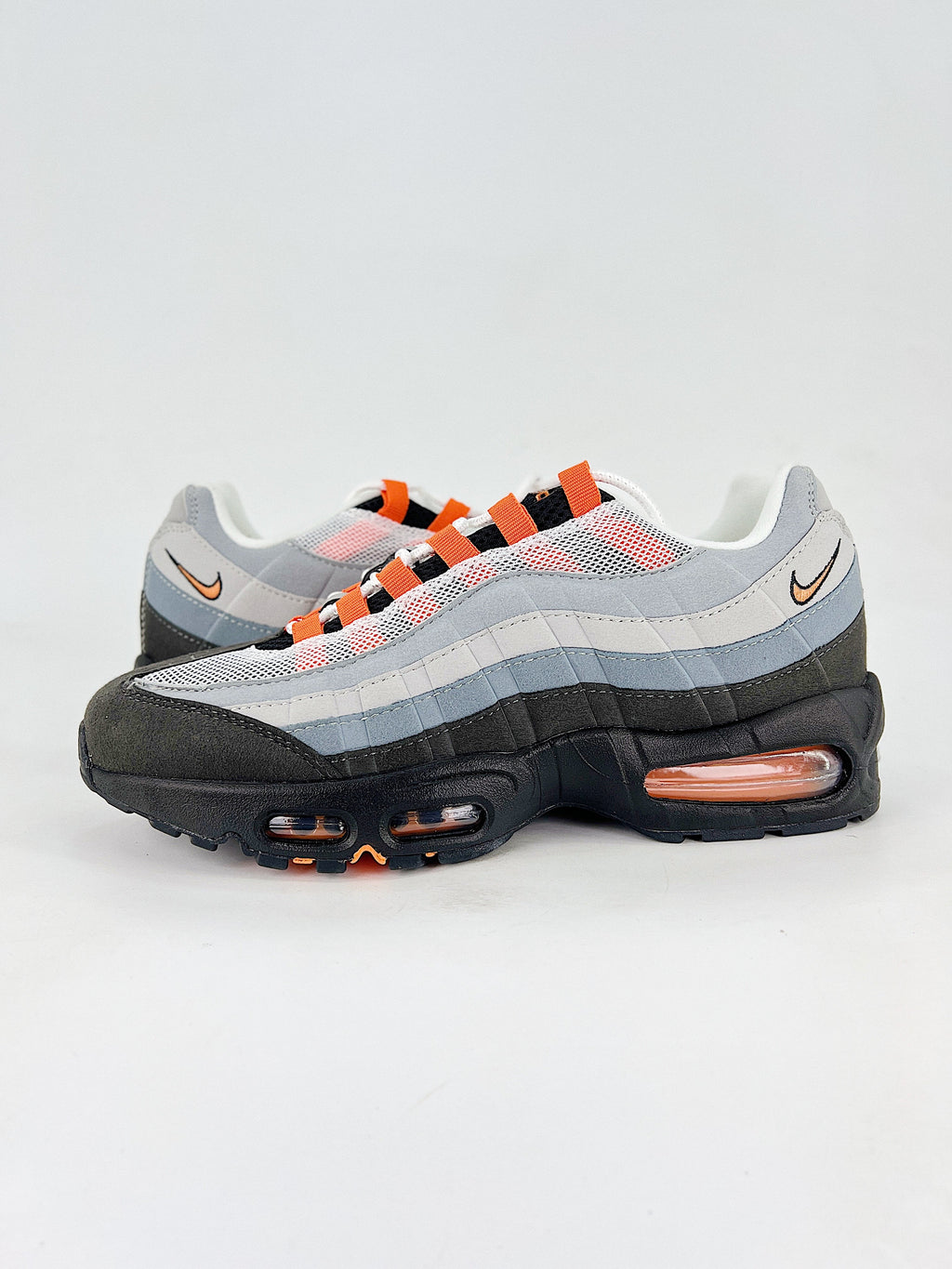 Air Max 95 – Negro / Gris / Naranja