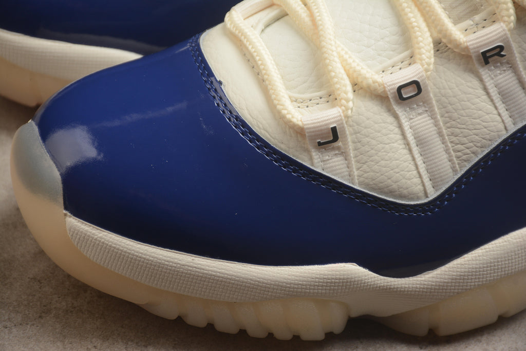 Air Jordan 11 – Beige / Azul