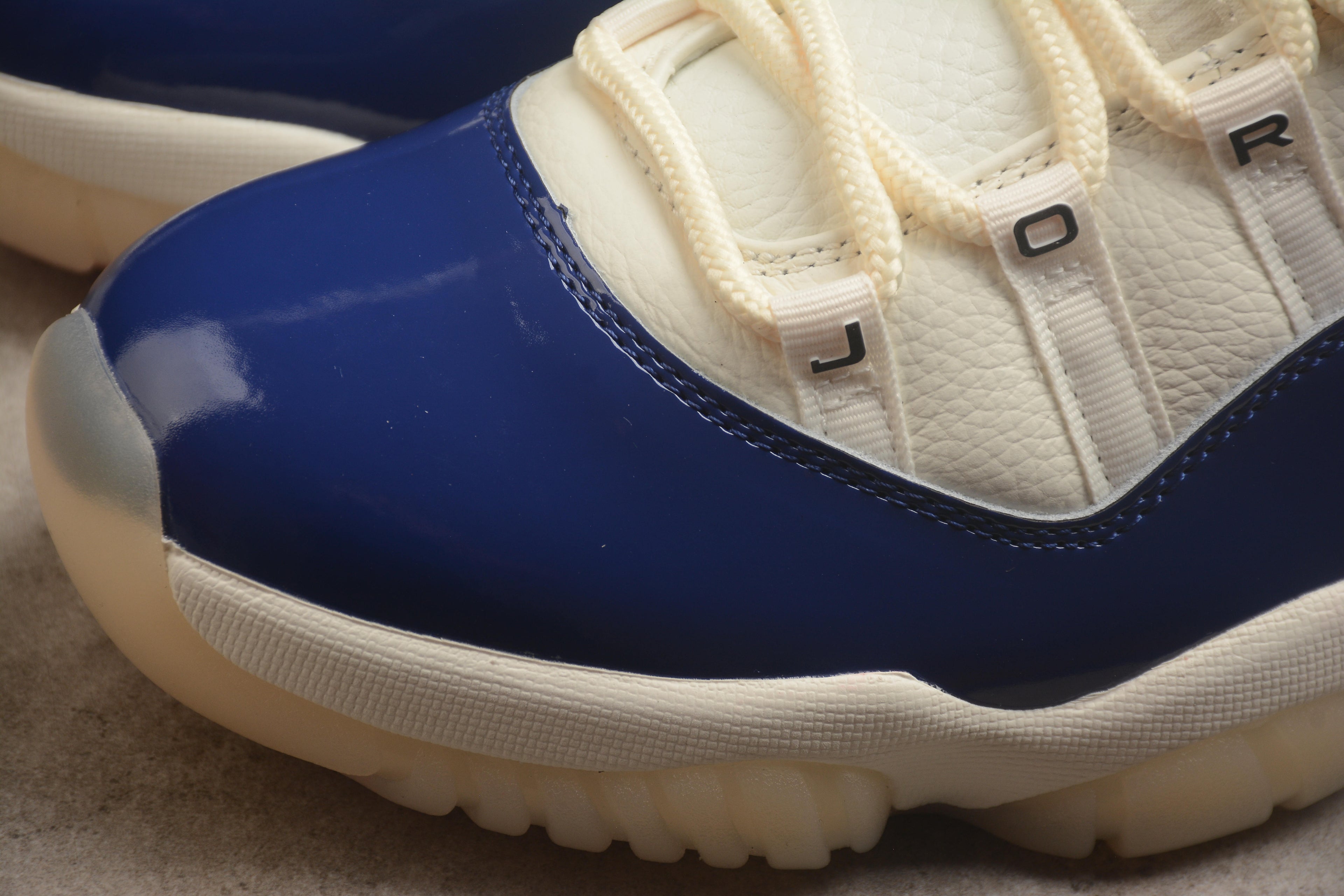 Air Jordan 11 – Beige / Azul