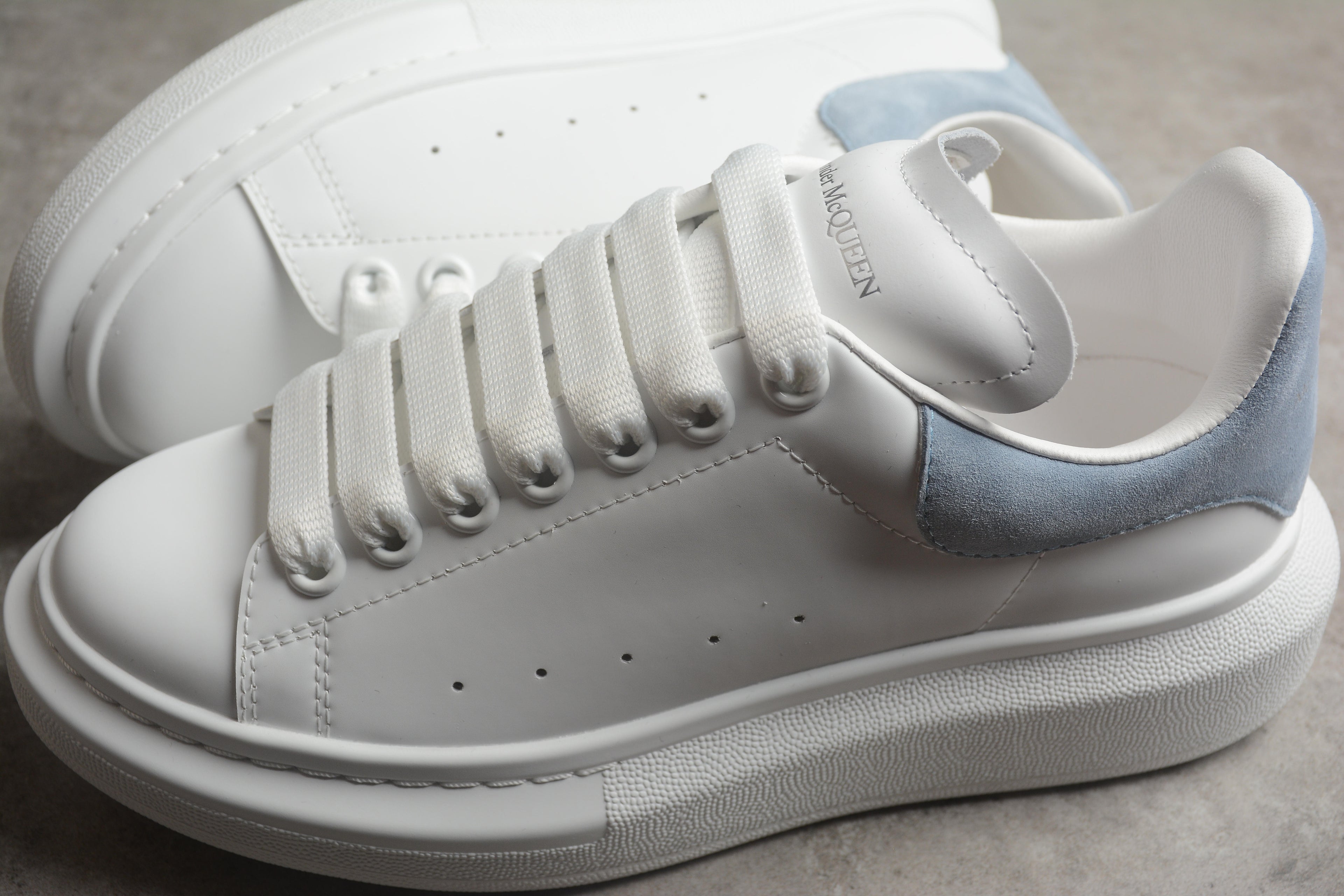 Alexander McQueen – Blanco / Azul Claro