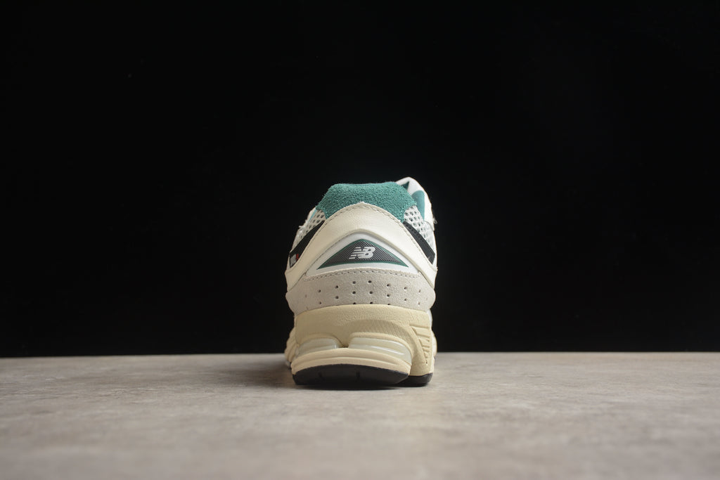 New Balance 2002R – Beige / Negro