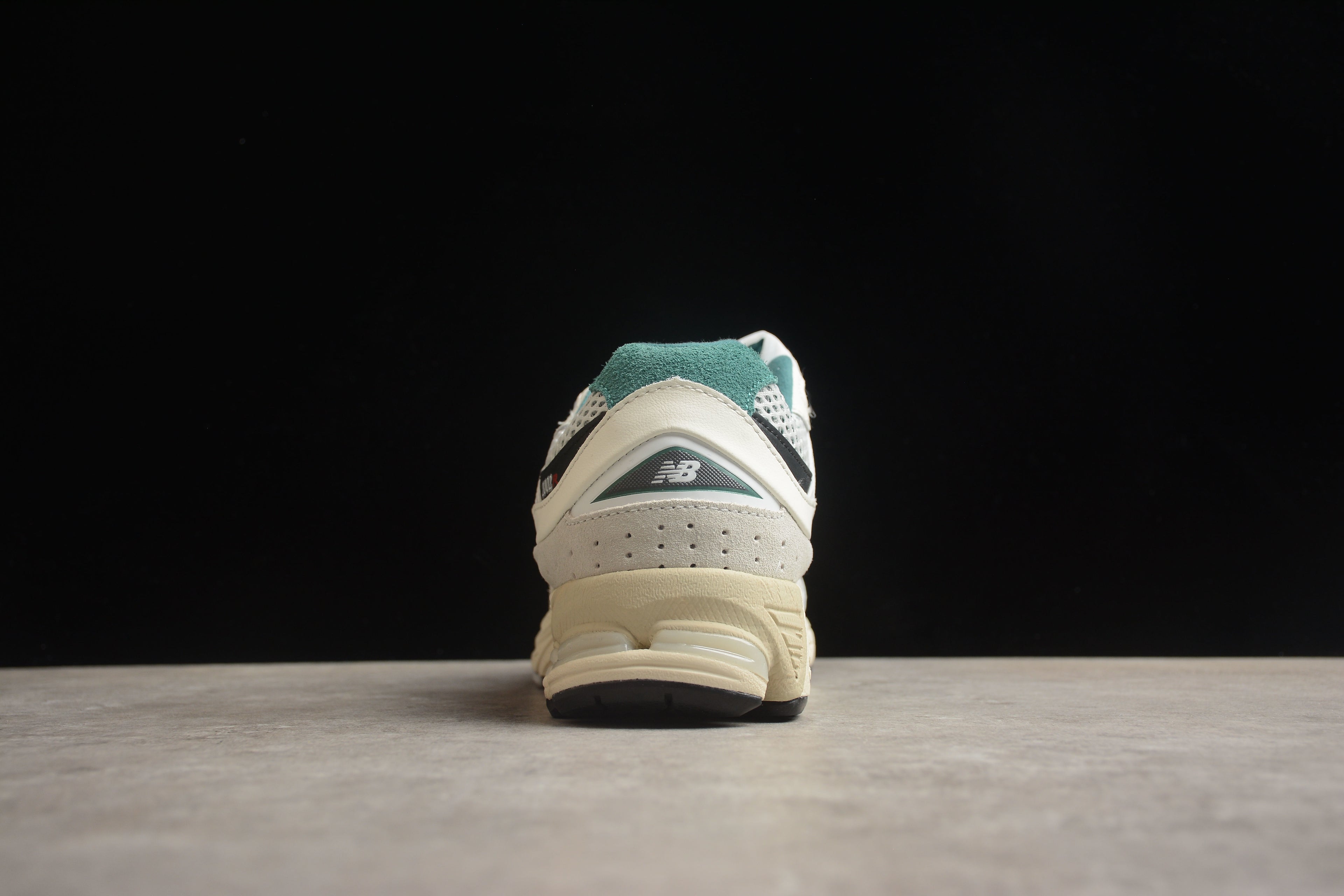 New Balance 2002R – Beige / Negro
