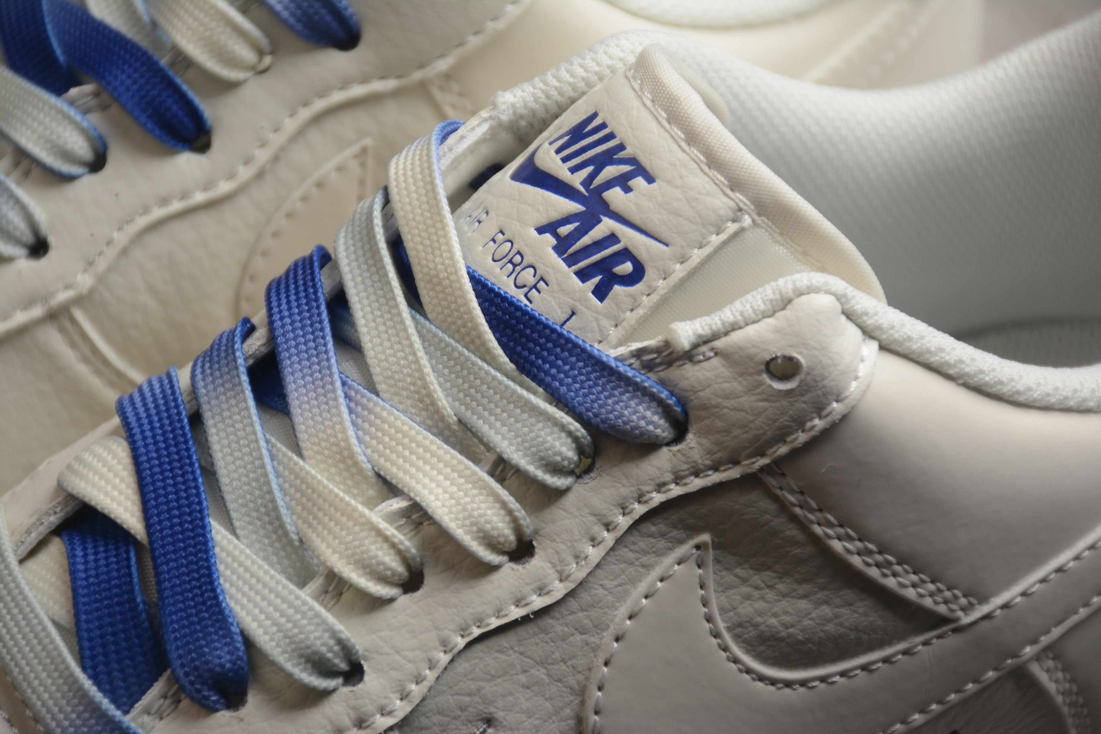 Nike Air Force 1 Low – Blanco / Azul