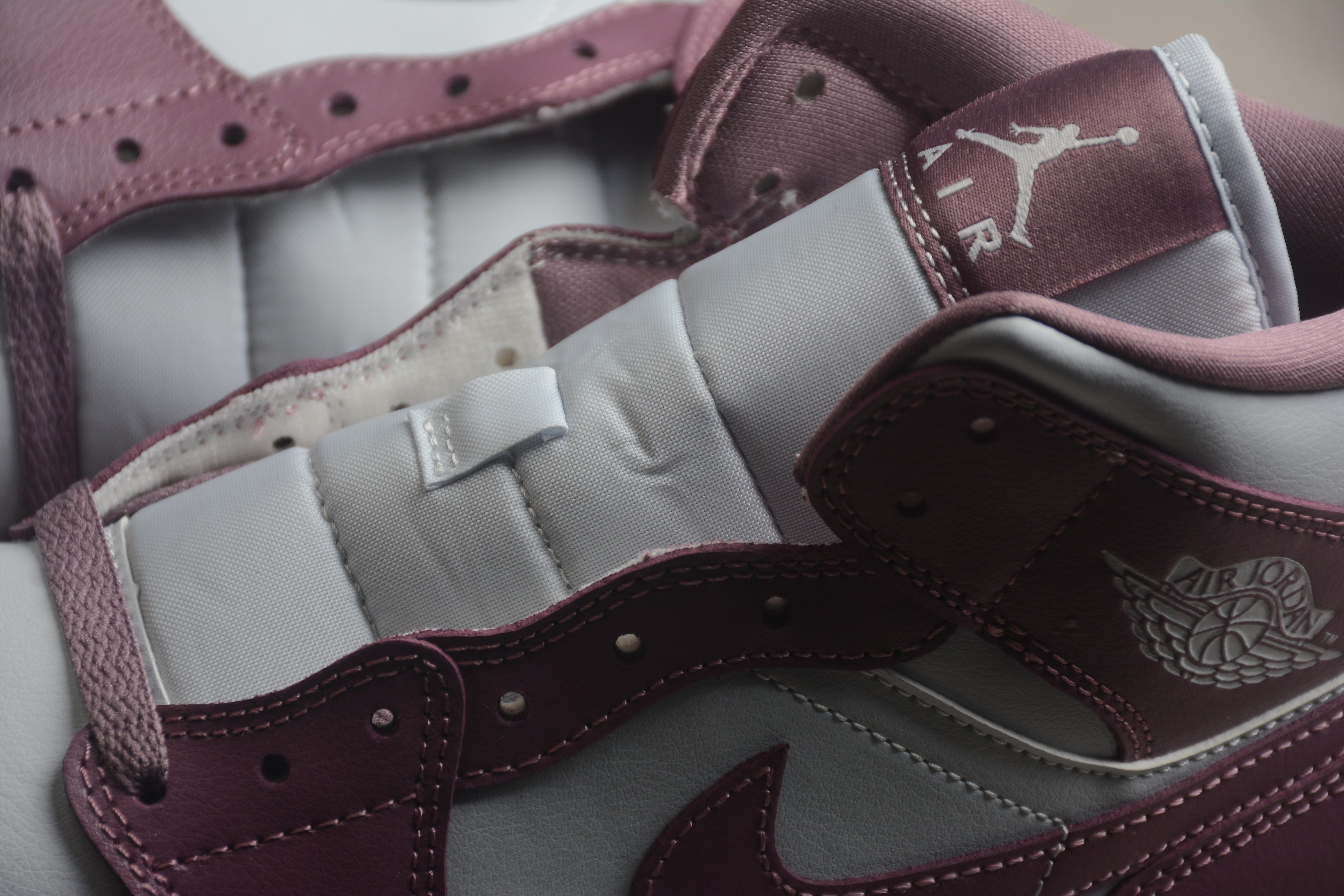 Air Jordan 1 Mid – Lila / Blanco