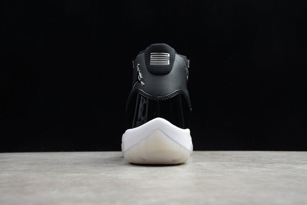 Air Jordan 11 – Negro / Blanco