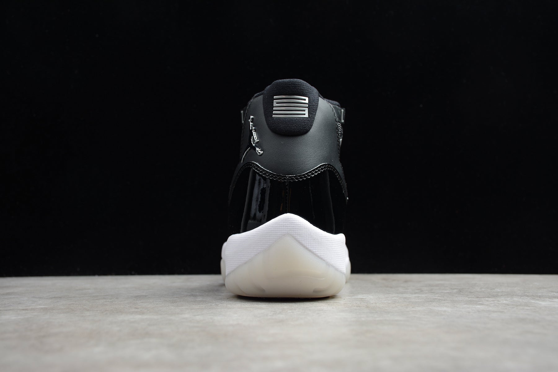 Air Jordan 11 – Negro / Blanco